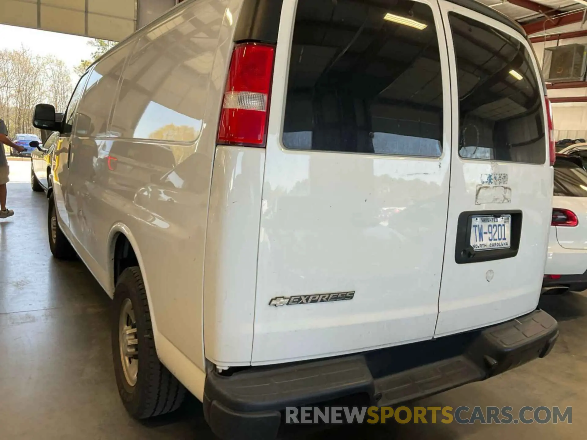 7 fotografías del automóvil dañado 1GCWGAFG5L1160695 CHEVROLET EXPRESS G2500 2020