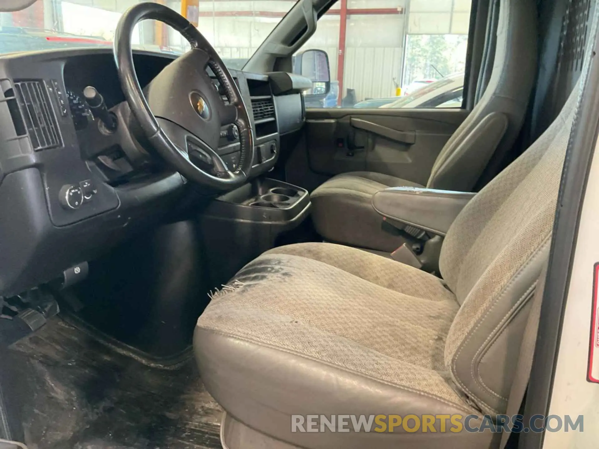9 fotografías del automóvil dañado 1GCWGAFG5L1160695 CHEVROLET EXPRESS G2500 2020