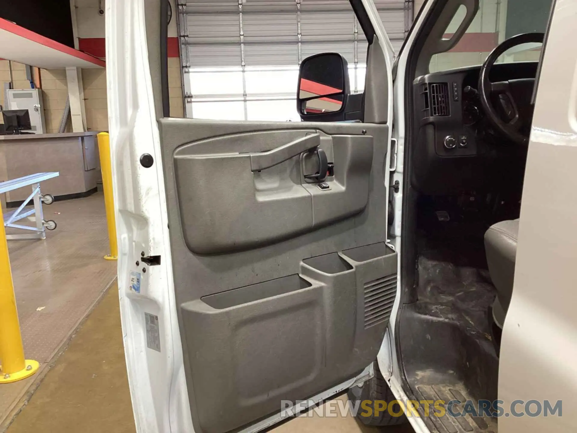10 fotografías del automóvil dañado 1GCWGAFG5L1252809 CHEVROLET EXPRESS G2500 2020