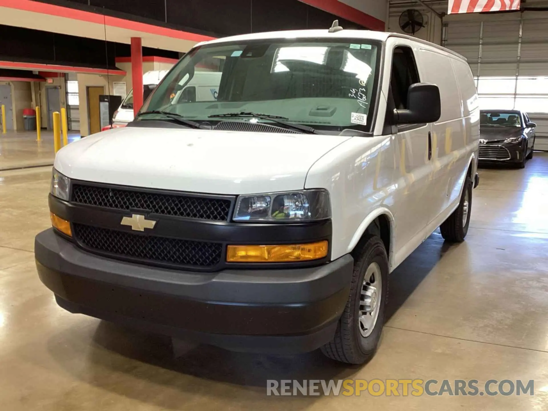24 fotografías del automóvil dañado 1GCWGAFG5L1252809 CHEVROLET EXPRESS G2500 2020