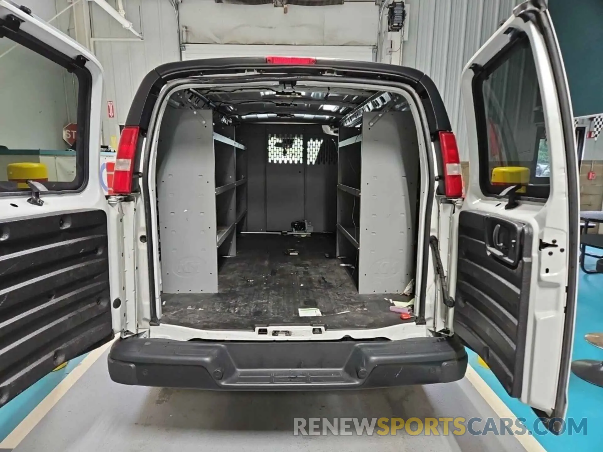 5 fotografías del automóvil dañado 1GCWGAFG5L1252941 CHEVROLET EXPRESS G2500 2020
