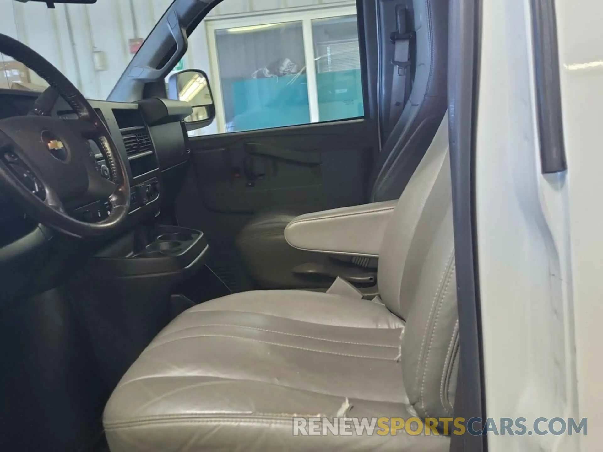 36 fotografías del automóvil dañado 1GCWGAFG8L1162232 CHEVROLET EXPRESS G2500 2020