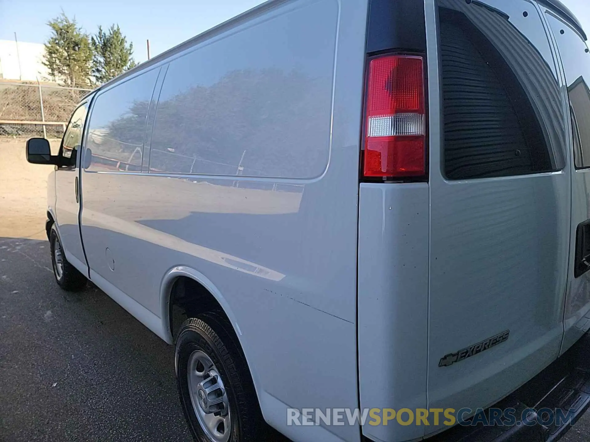 23 fotografías del automóvil dañado 1GCWGAFG8L1252898 CHEVROLET EXPRESS G2500 2020