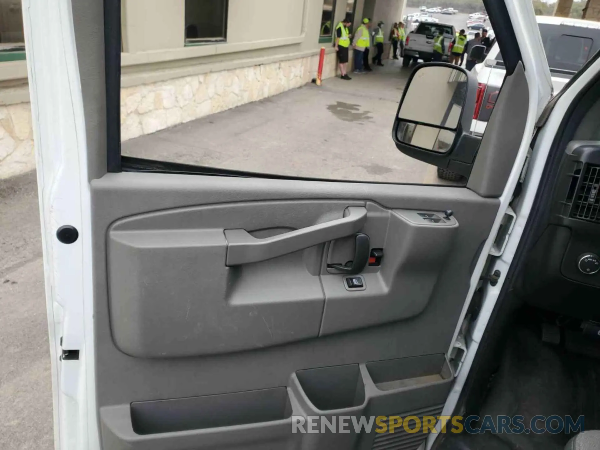 24 fotografías del automóvil dañado 1GCWGAFG8L1252898 CHEVROLET EXPRESS G2500 2020