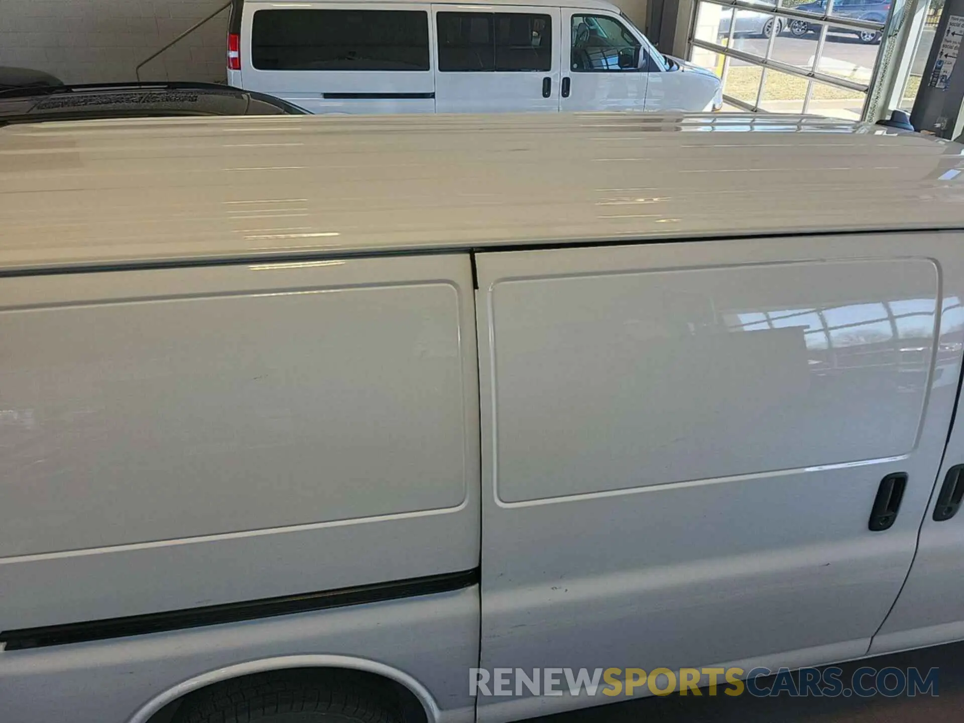 14 fotografías del automóvil dañado 1GCWGAFP4M1303136 CHEVROLET EXPRESS G2500 2021