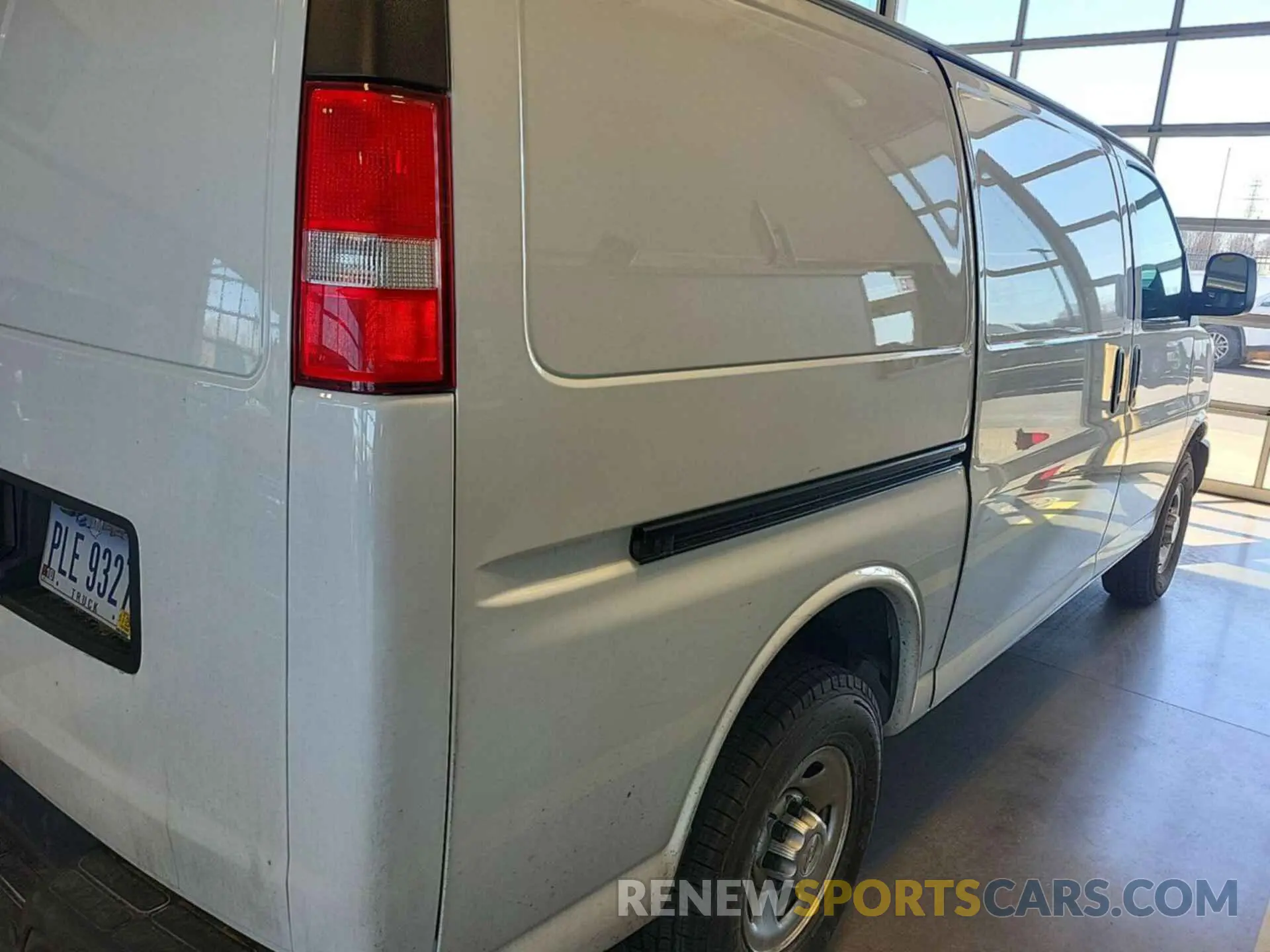 4 fotografías del automóvil dañado 1GCWGAFP4M1303136 CHEVROLET EXPRESS G2500 2021
