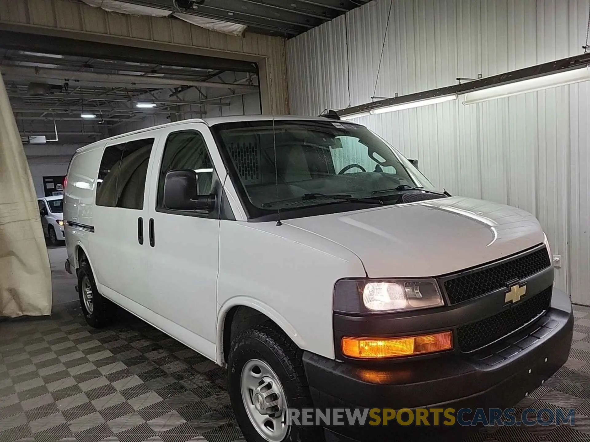 16 fotografías del automóvil dañado 1GCWGAFP4M1310913 CHEVROLET EXPRESS G2500 2021
