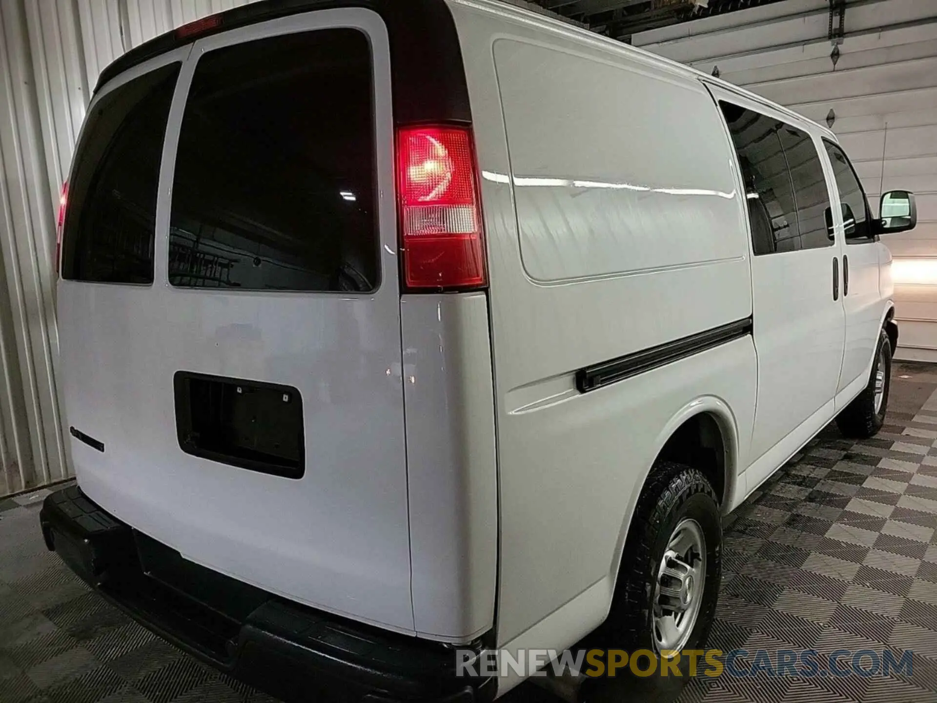 20 fotografías del automóvil dañado 1GCWGAFP4M1310913 CHEVROLET EXPRESS G2500 2021