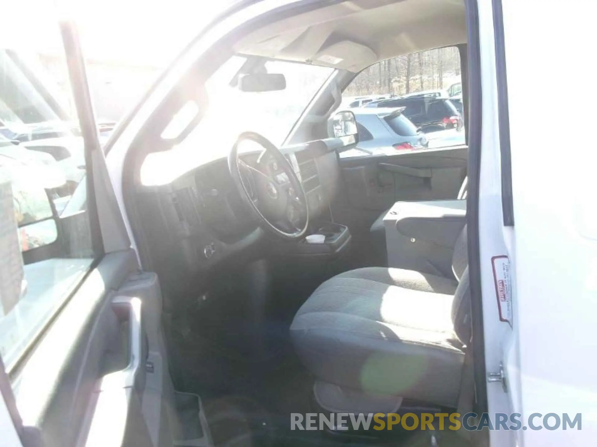 5 fotografías del automóvil dañado 1GCWGAFP5M1309737 CHEVROLET EXPRESS G2500 2021