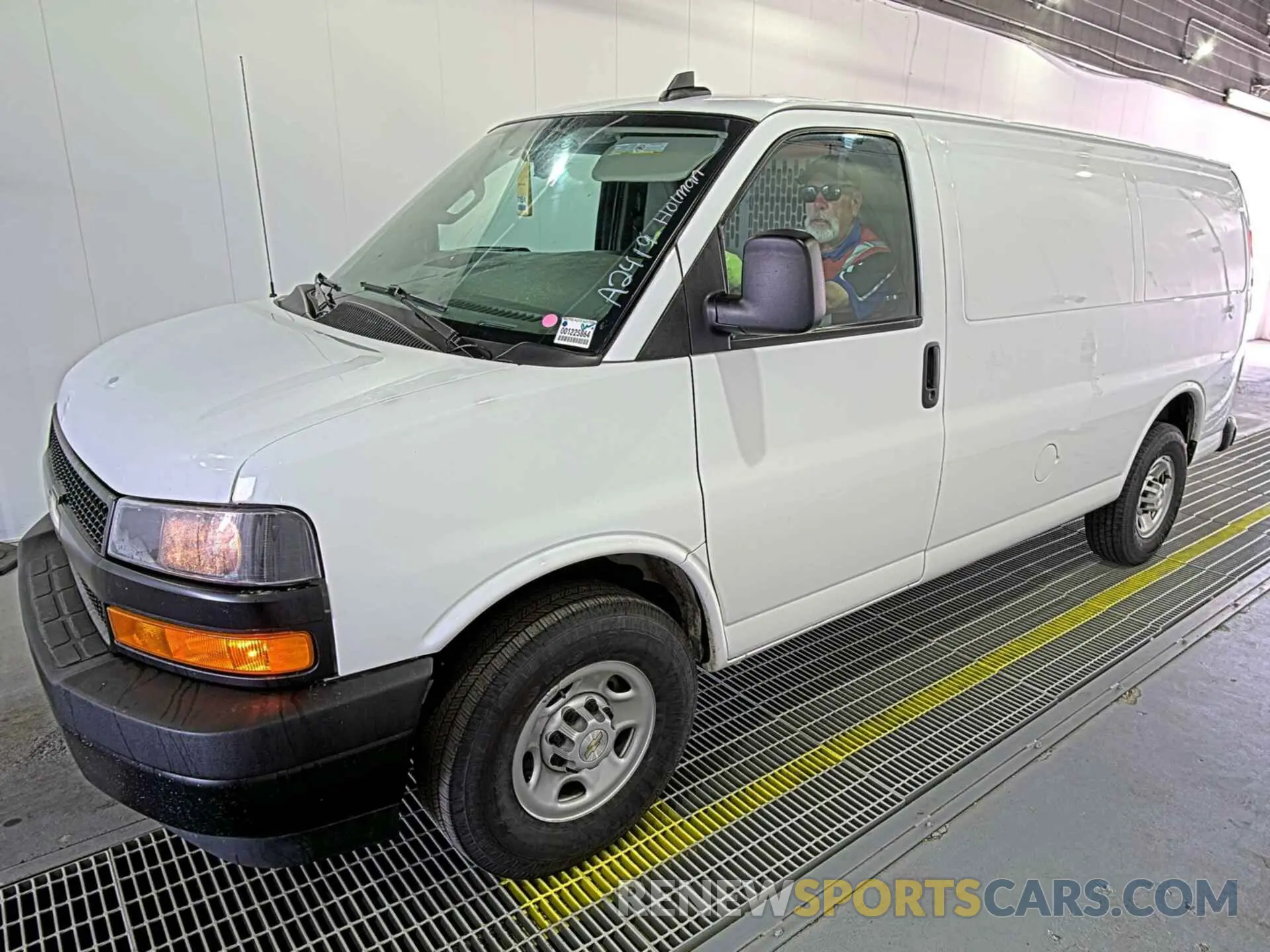 20 fotografías del automóvil dañado 1GCWGAFP6N1271209 CHEVROLET EXPRESS G2500 2022