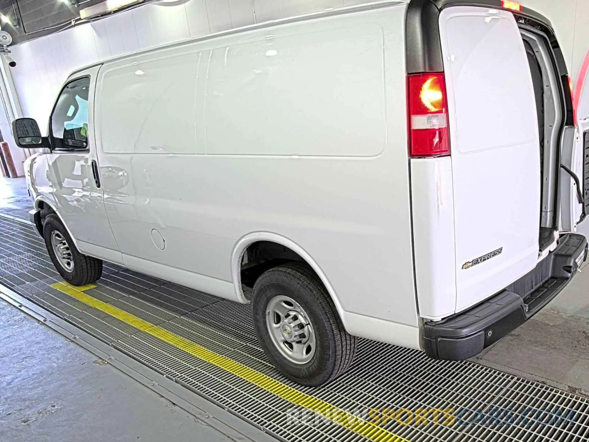 24 fotografías del automóvil dañado 1GCWGAFP6N1271209 CHEVROLET EXPRESS G2500 2022