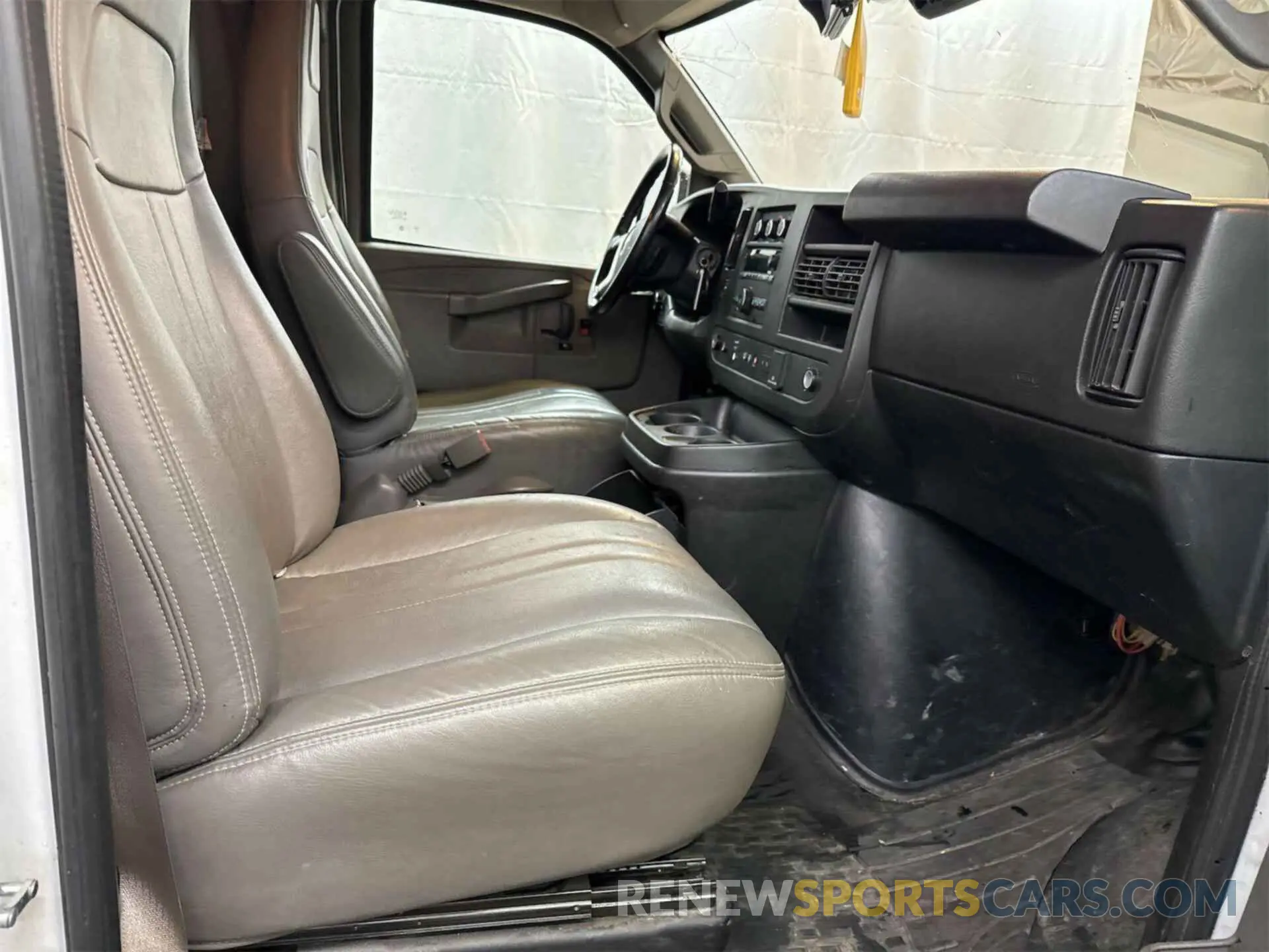 9 fotografías del automóvil dañado 1GCZGGFP5K1332660 CHEVROLET EXPRESS G3500 2019