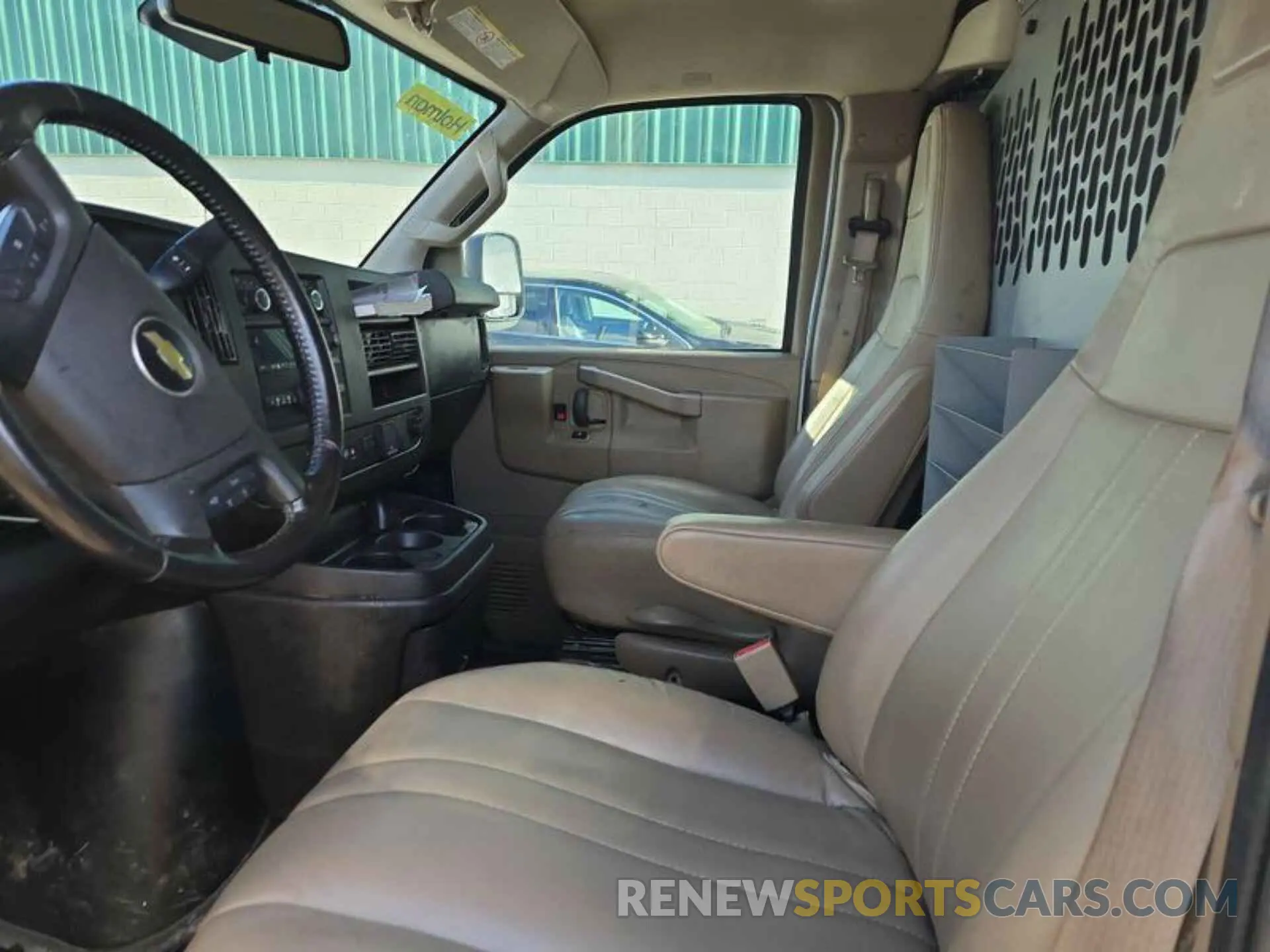 4 fotografías del automóvil dañado 1GCZGGFPXL1276541 CHEVROLET EXPRESS G3500 2020