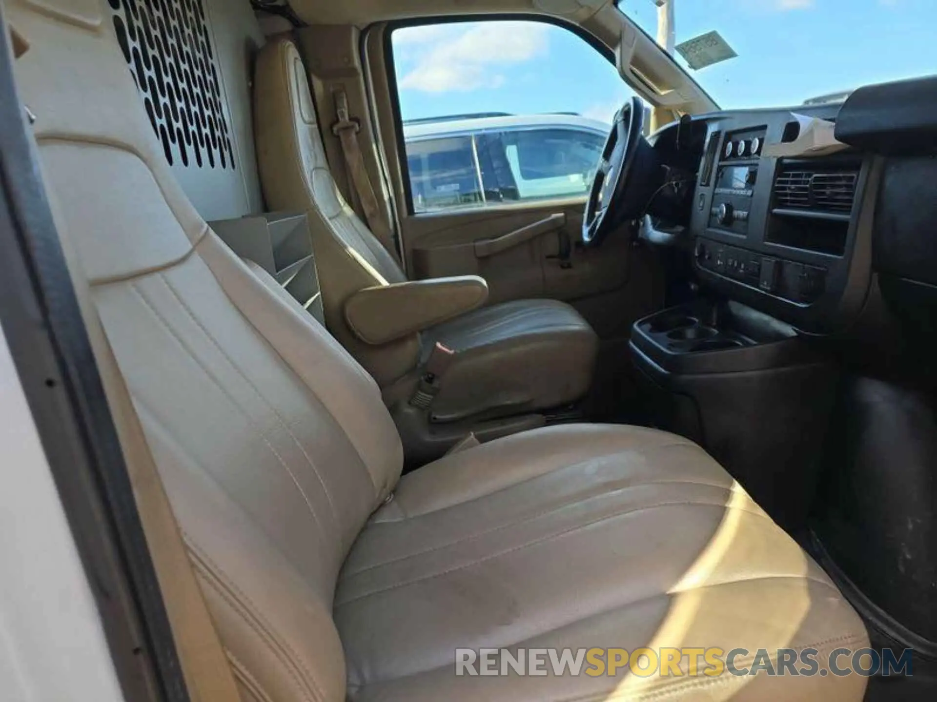 5 fotografías del automóvil dañado 1GCZGGFPXL1276541 CHEVROLET EXPRESS G3500 2020