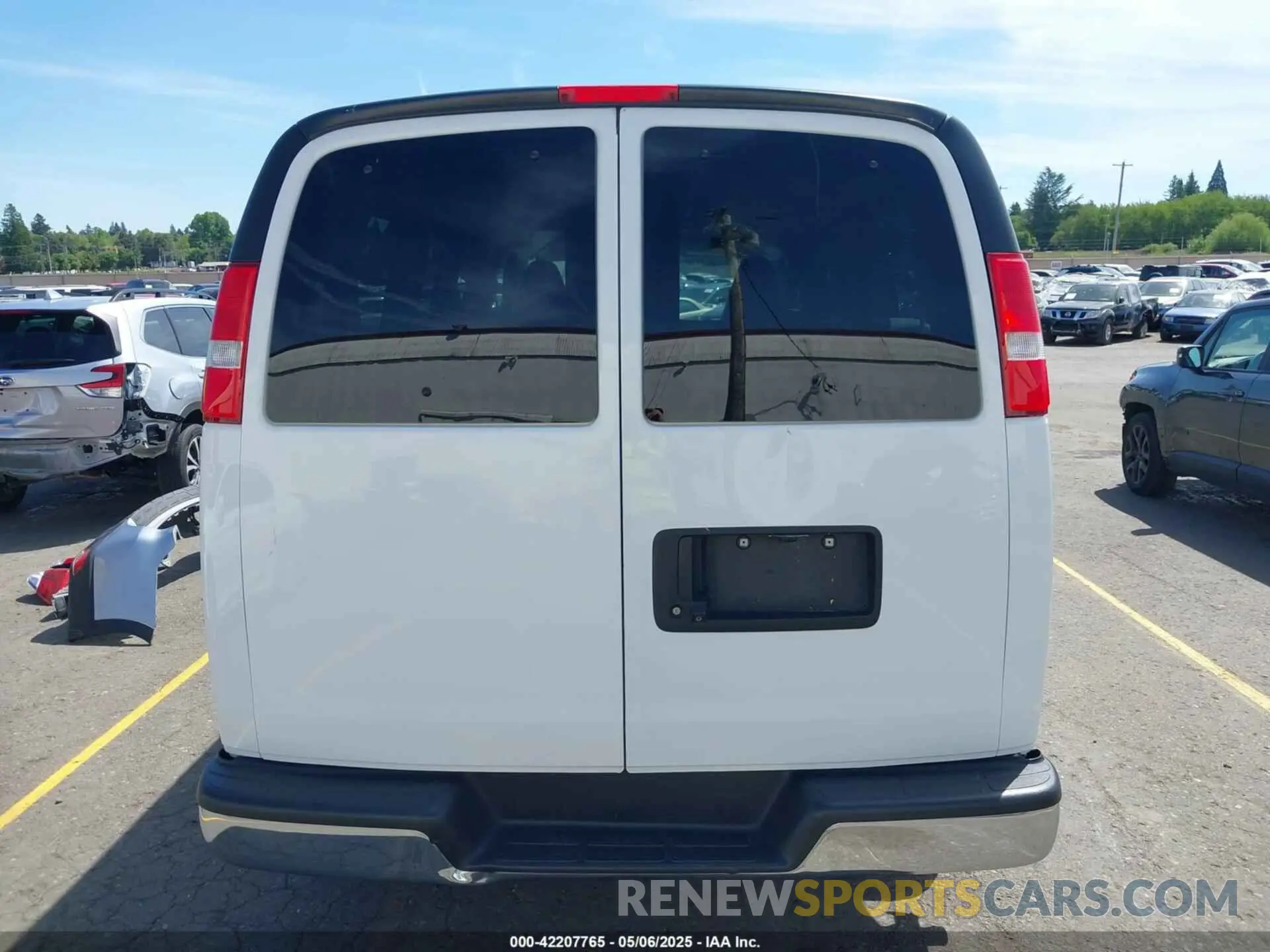 6 fotografías del automóvil dañado 1GAWGFFGXL1155840 CHEVROLET EXPRESS PASSENGER 2020