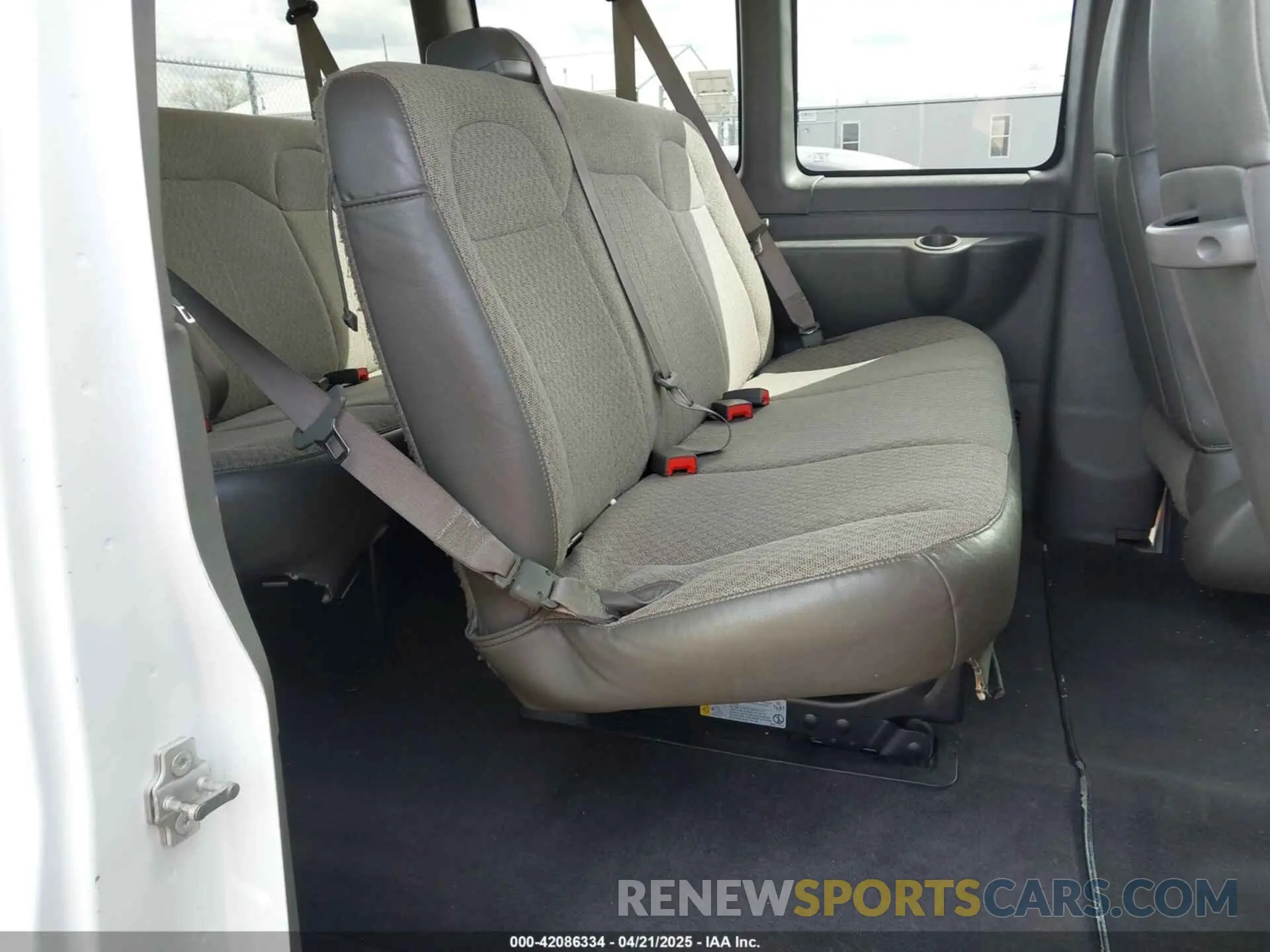 8 fotografías del automóvil dañado 1GAZGPFG0L1243105 CHEVROLET EXPRESS PASSENGER 2020
