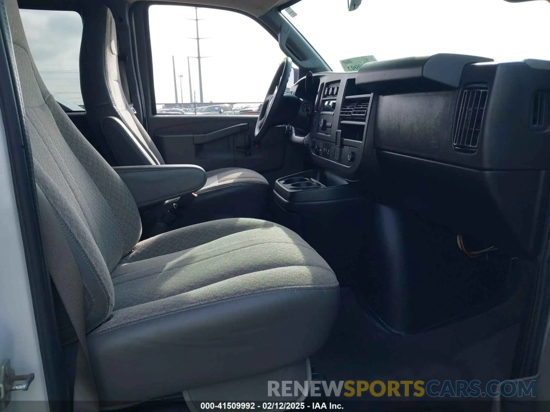 5 fotografías del automóvil dañado 1GAZGPFG8L1209896 CHEVROLET EXPRESS PASSENGER 2020