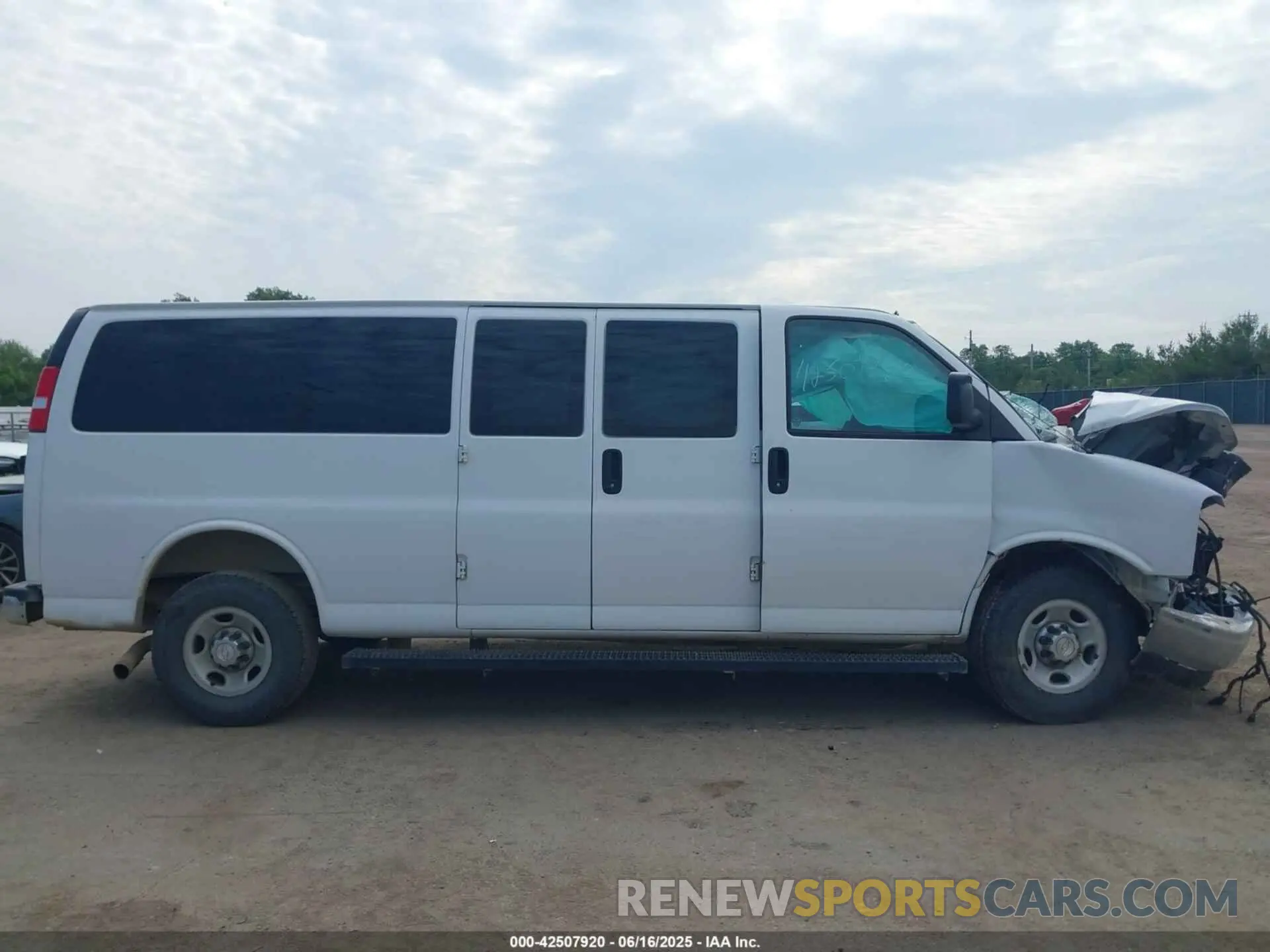 13 fotografías del automóvil dañado 1GAZGPFGXL1162855 CHEVROLET EXPRESS PASSENGER 2020