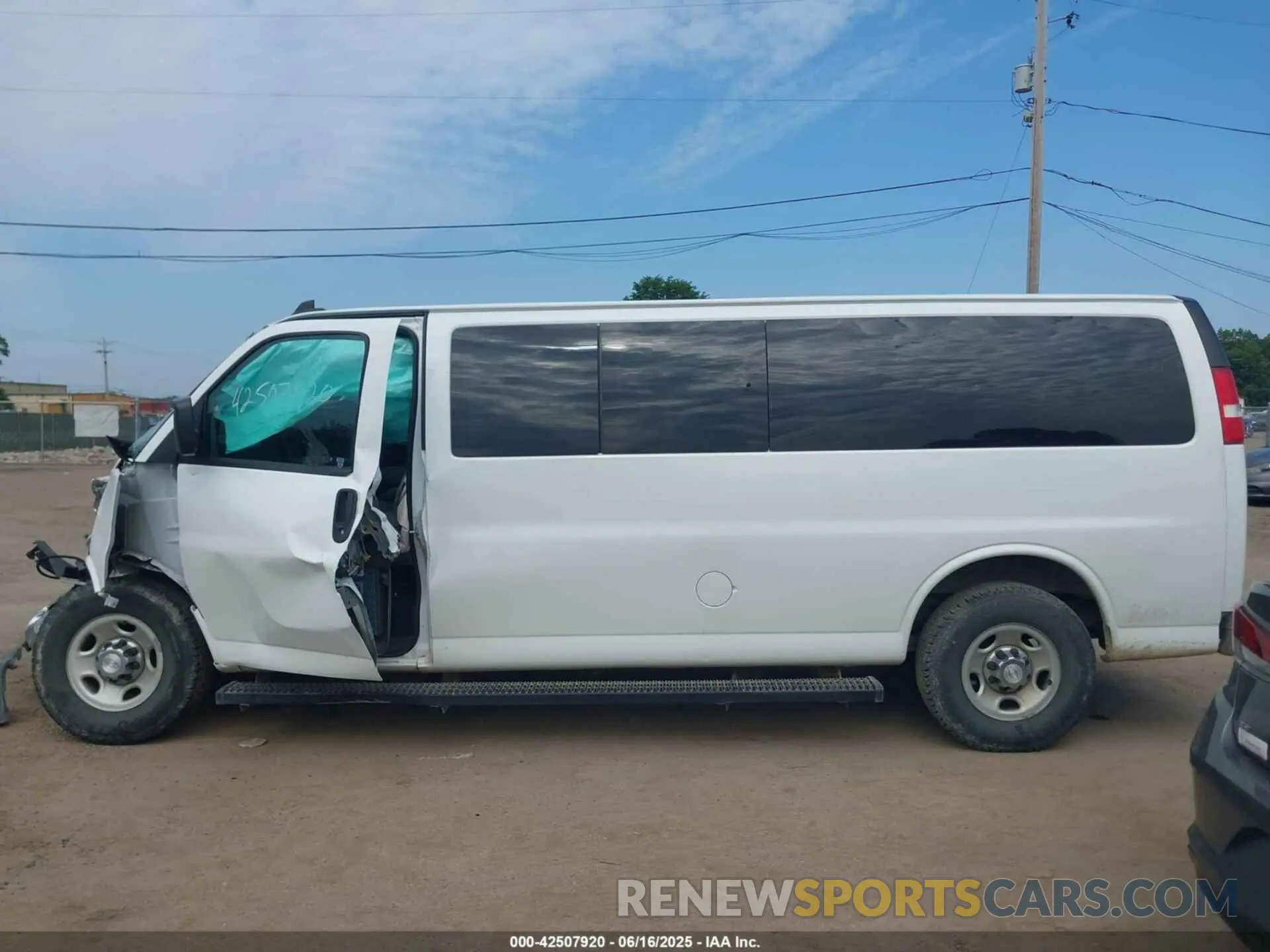 14 fotografías del automóvil dañado 1GAZGPFGXL1162855 CHEVROLET EXPRESS PASSENGER 2020