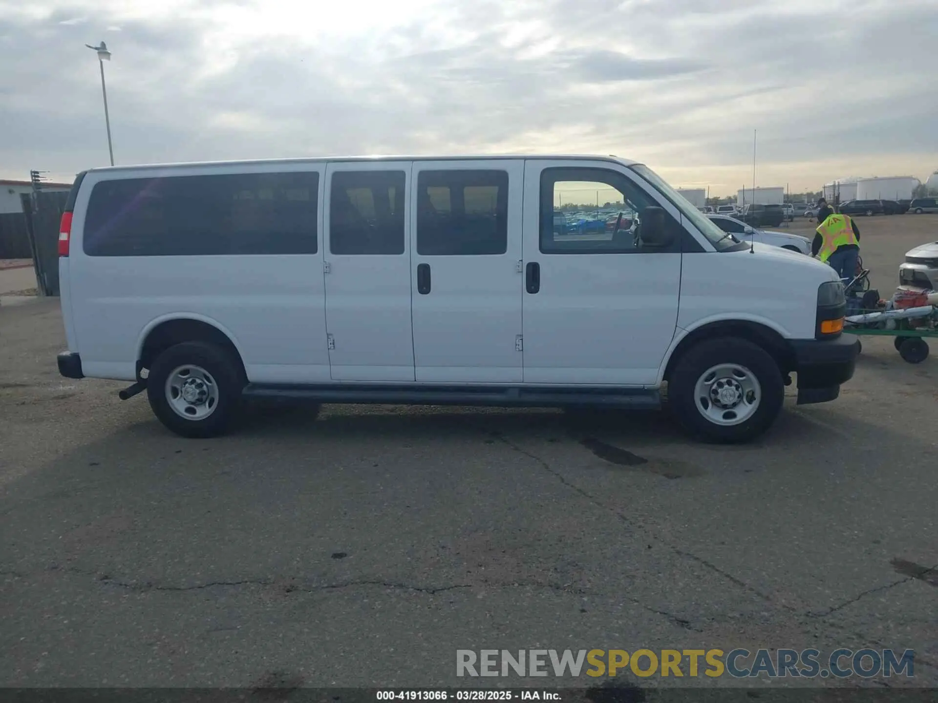 13 fotografías del automóvil dañado 1GAZGNFP9N1284629 CHEVROLET EXPRESS PASSENGER 2022