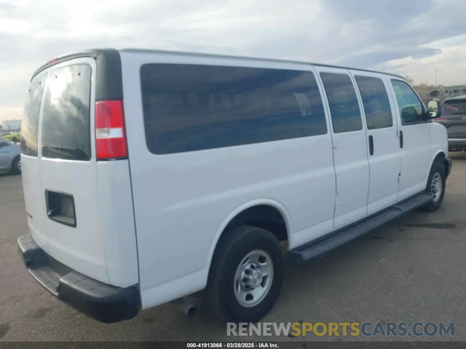 4 fotografías del automóvil dañado 1GAZGNFP9N1284629 CHEVROLET EXPRESS PASSENGER 2022