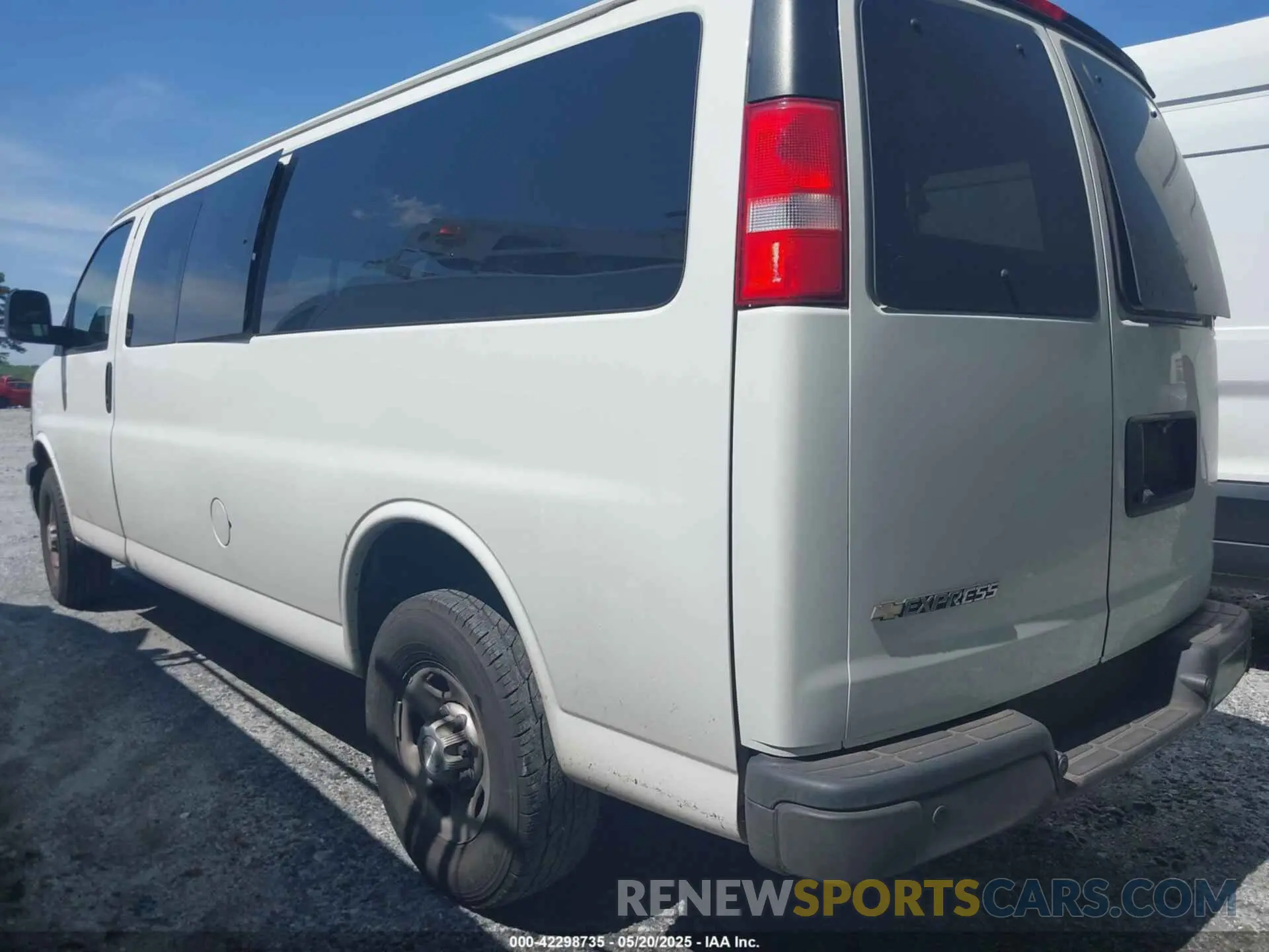 3 fotografías del automóvil dañado 1GAZGNFP7P1133565 CHEVROLET EXPRESS PASSENGER 2023