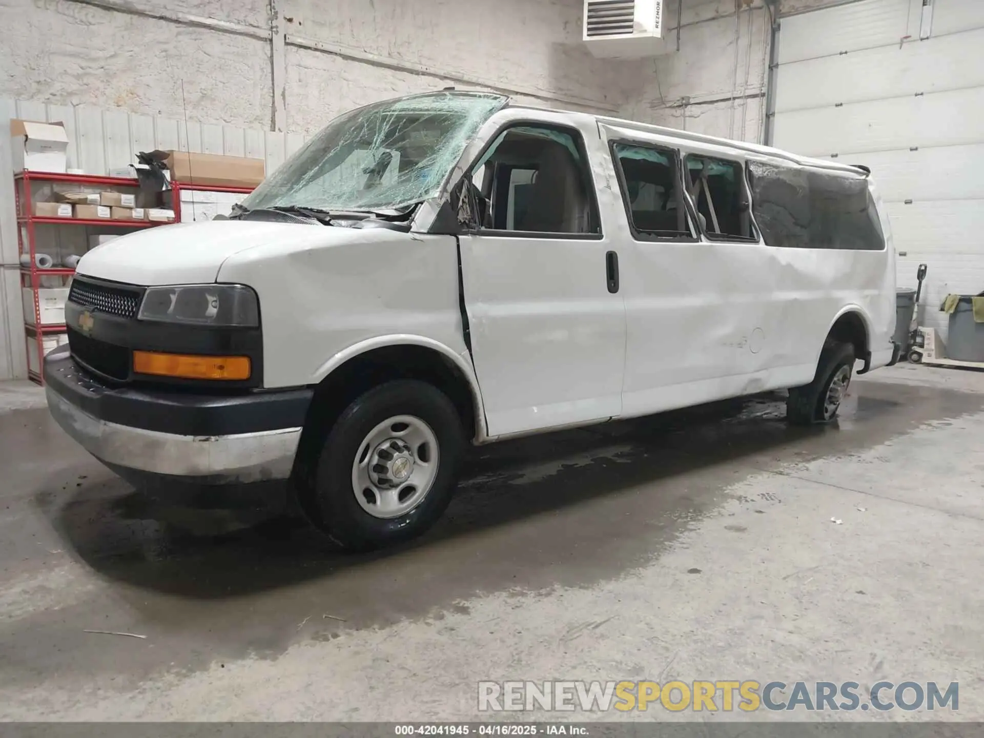 2 fotografías del automóvil dañado 1GAZGNFP8P1119268 CHEVROLET EXPRESS PASSENGER 2023