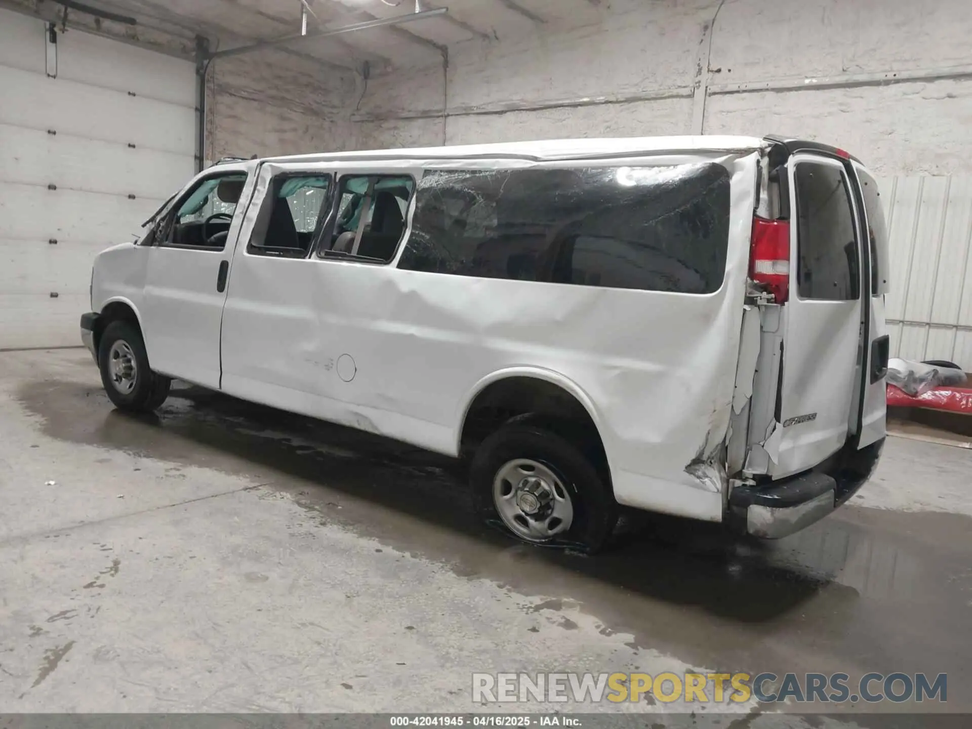 3 fotografías del automóvil dañado 1GAZGNFP8P1119268 CHEVROLET EXPRESS PASSENGER 2023