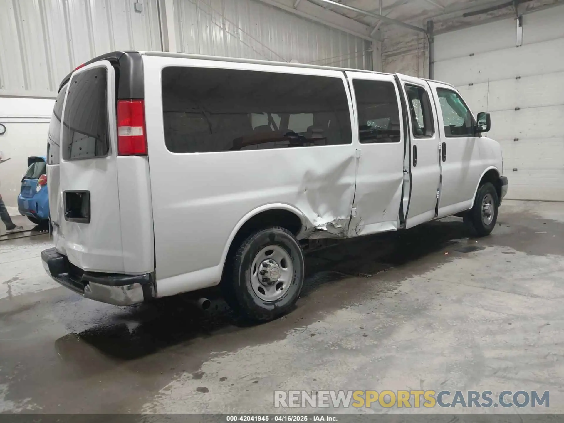 4 fotografías del automóvil dañado 1GAZGNFP8P1119268 CHEVROLET EXPRESS PASSENGER 2023