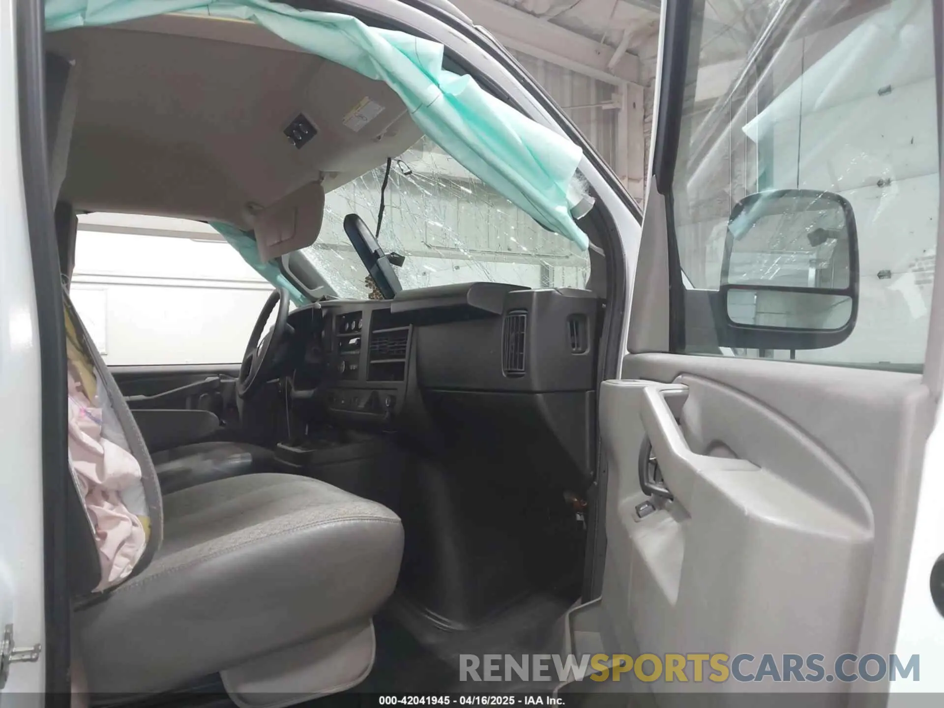 5 fotografías del automóvil dañado 1GAZGNFP8P1119268 CHEVROLET EXPRESS PASSENGER 2023