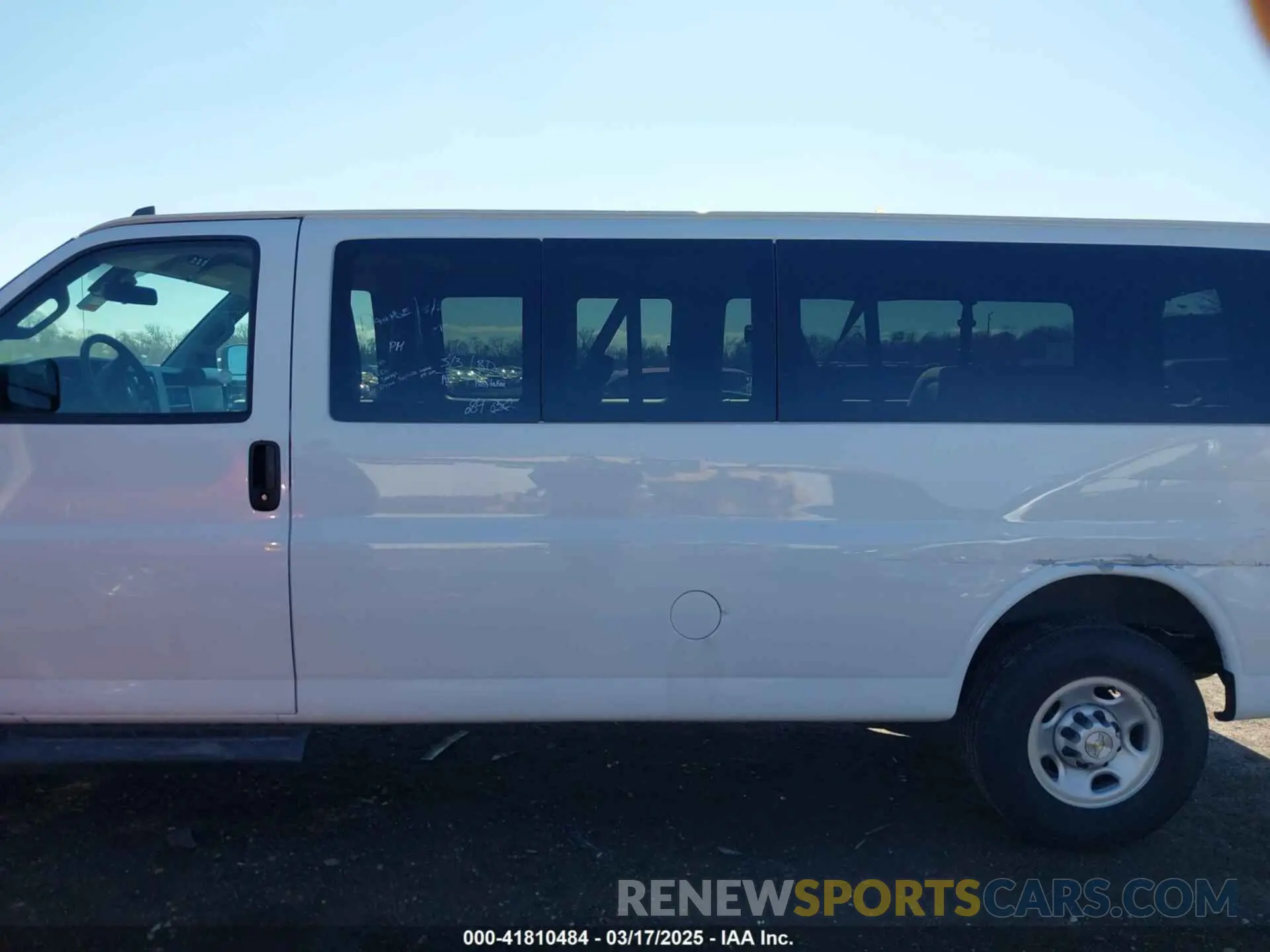 14 fotografías del automóvil dañado 1GAZGPFP3P1175047 CHEVROLET EXPRESS PASSENGER 2023