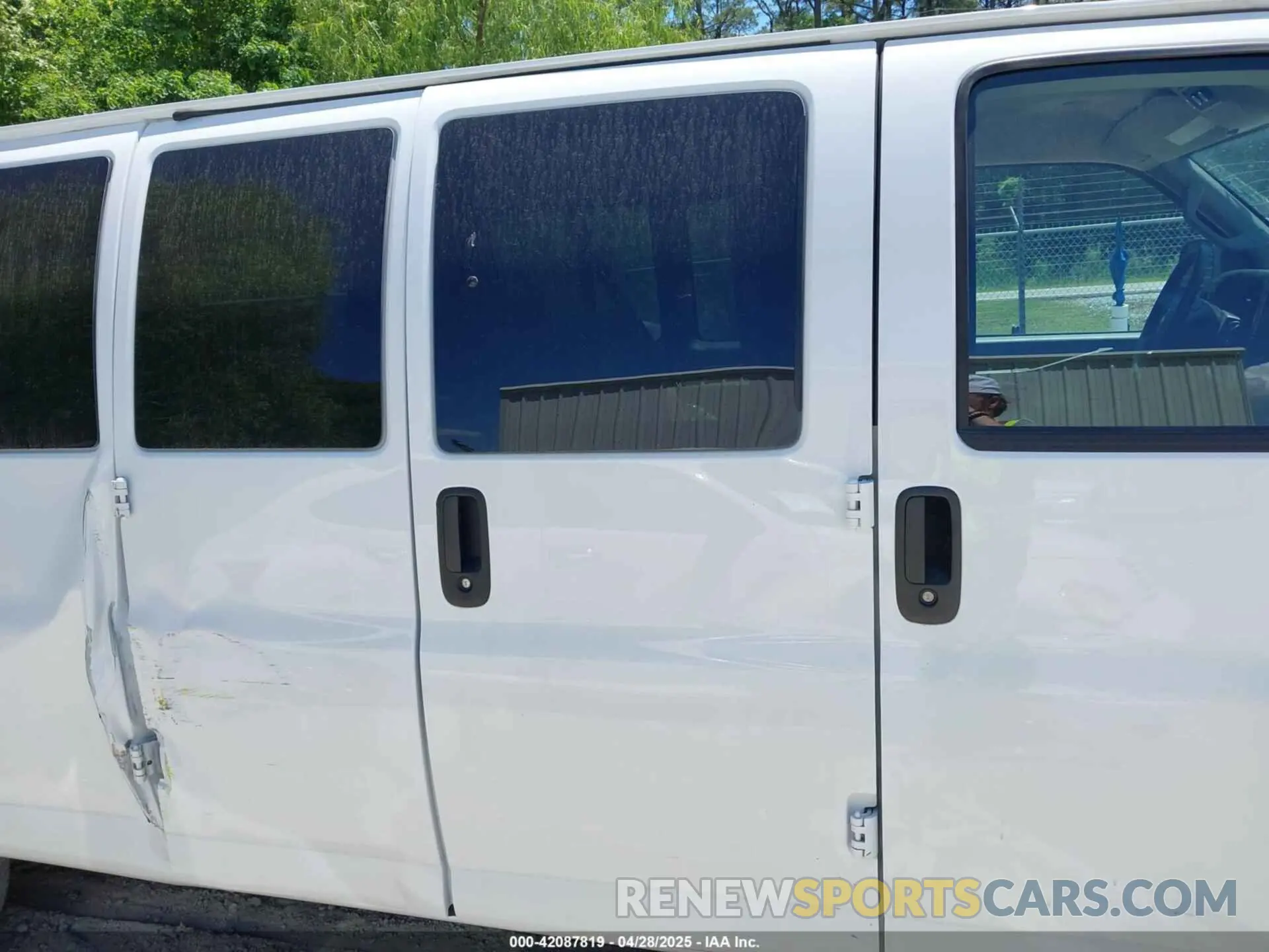 13 fotografías del automóvil dañado 1GAZGPF79S1100720 CHEVROLET EXPRESS PASSENGER 2025