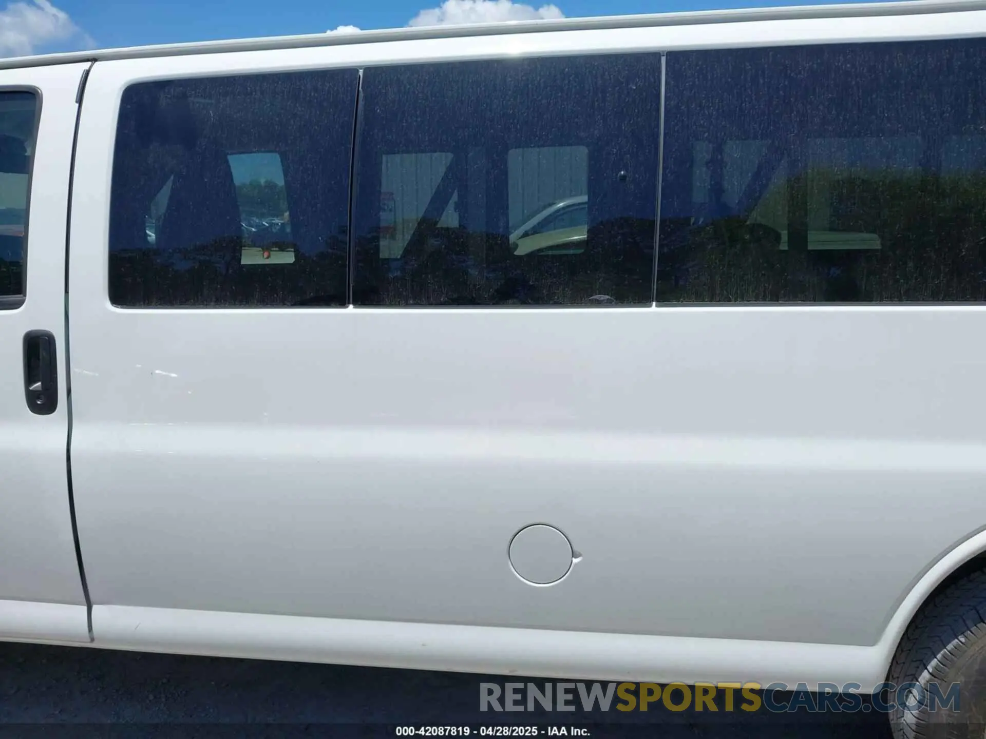 14 fotografías del automóvil dañado 1GAZGPF79S1100720 CHEVROLET EXPRESS PASSENGER 2025