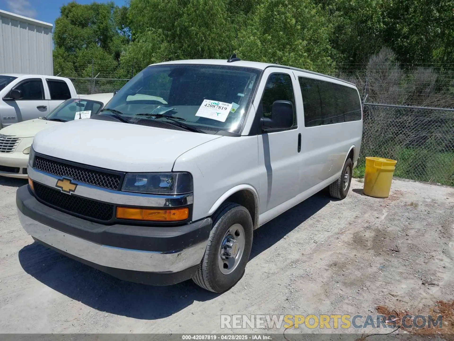 2 fotografías del automóvil dañado 1GAZGPF79S1100720 CHEVROLET EXPRESS PASSENGER 2025
