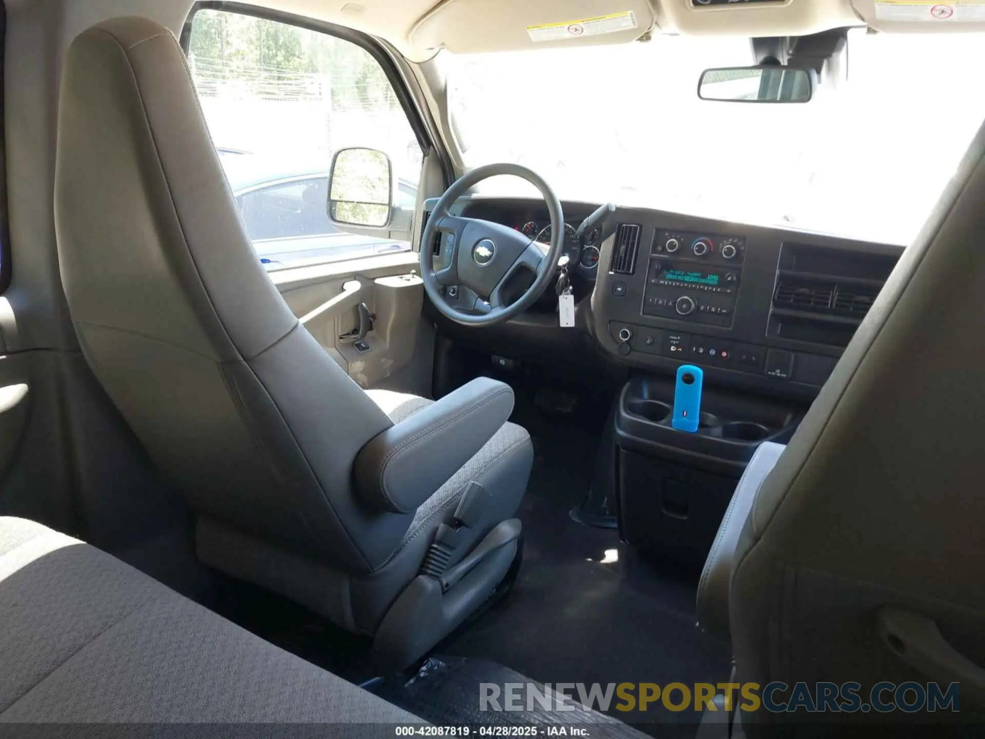 5 fotografías del automóvil dañado 1GAZGPF79S1100720 CHEVROLET EXPRESS PASSENGER 2025