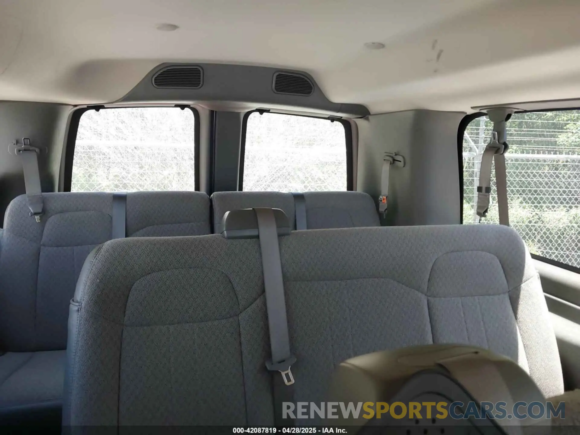 8 fotografías del automóvil dañado 1GAZGPF79S1100720 CHEVROLET EXPRESS PASSENGER 2025