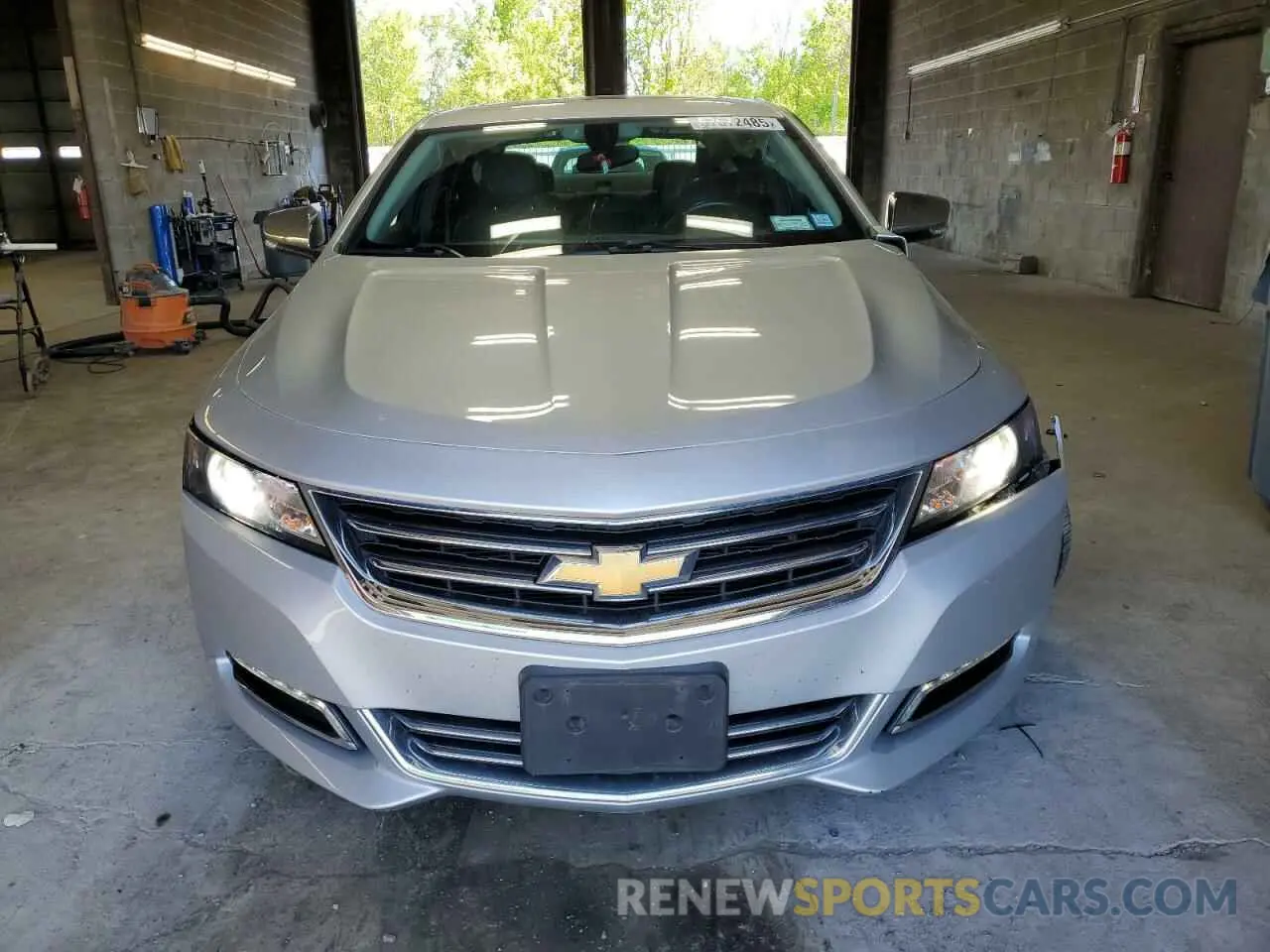 5 fotografías del automóvil dañado 2G1105S39K9160145 CHEVROLET IMPALA 2019