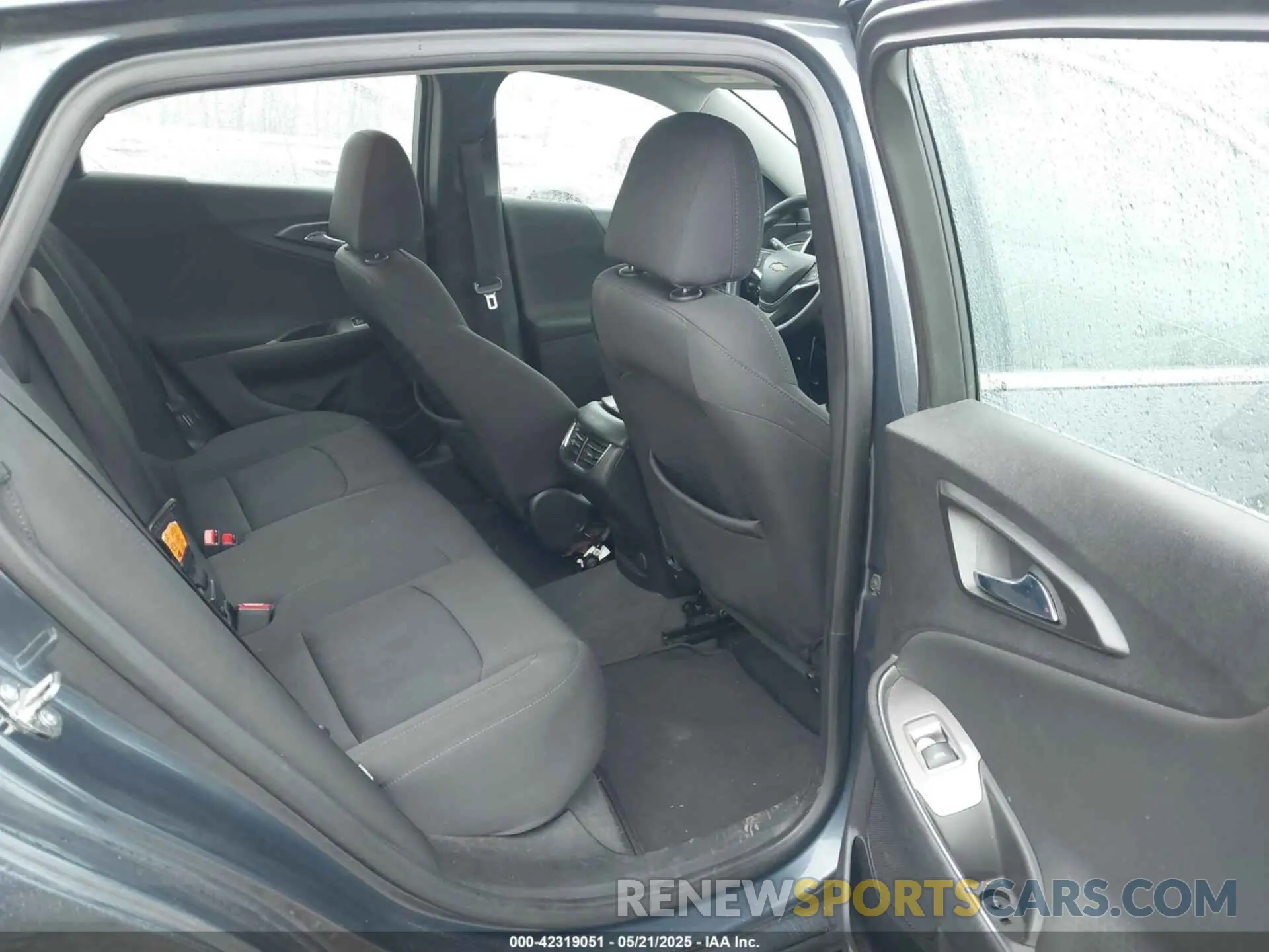 8 fotografías del automóvil dañado 1G1ZD5ST4KF179636 CHEVROLET MALIBU 2019