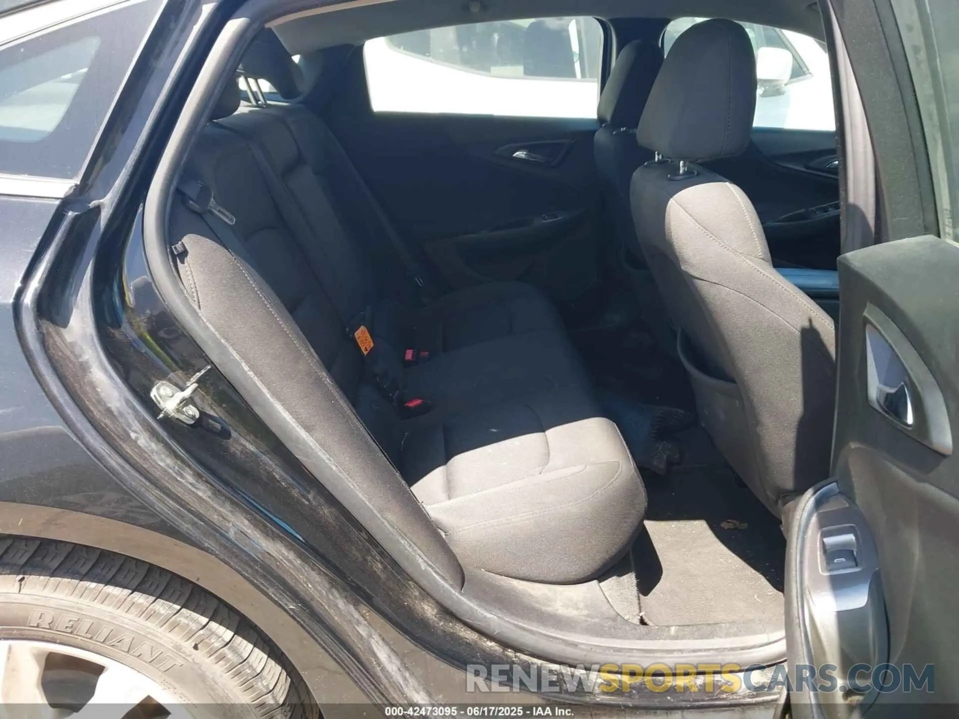 8 fotografías del automóvil dañado 1G1ZD5ST5KF111717 CHEVROLET MALIBU 2019