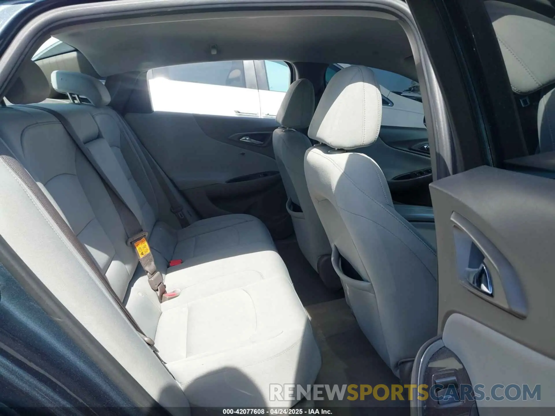 8 fotografías del automóvil dañado 1G1ZD5STXKF135950 CHEVROLET MALIBU 2019