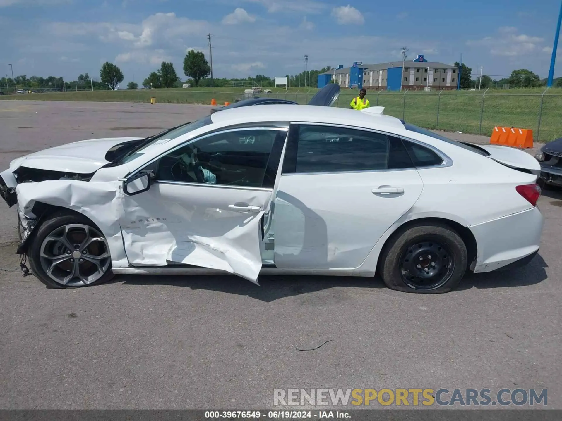 15 fotografías del automóvil dañado 1G1ZD5ST1LF108024 CHEVROLET MALIBU 2020