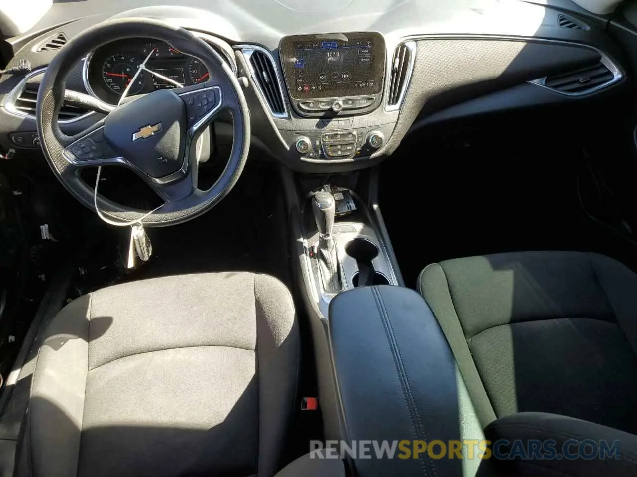 8 fotografías del automóvil dañado 1G1ZD5ST5LF073259 CHEVROLET MALIBU 2020