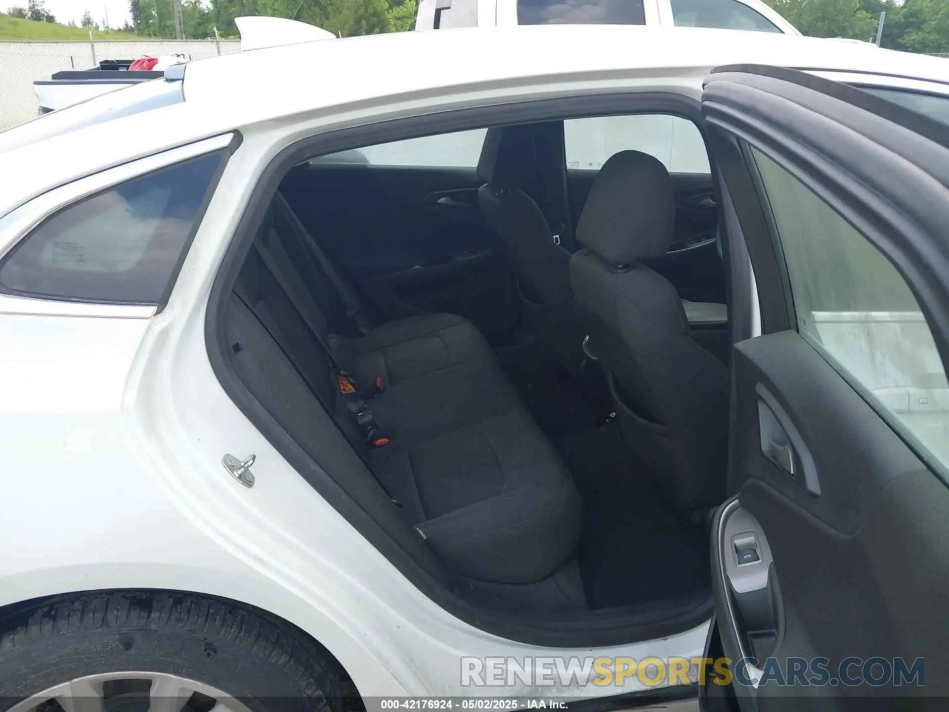 8 fotografías del automóvil dañado 1G1ZD5ST7LF093769 CHEVROLET MALIBU 2020