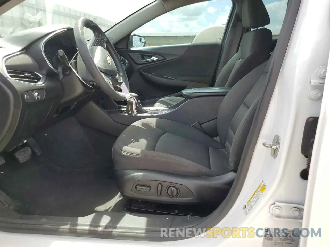 7 fotografías del automóvil dañado 1G1ZD5STXMF030585 CHEVROLET MALIBU 2021