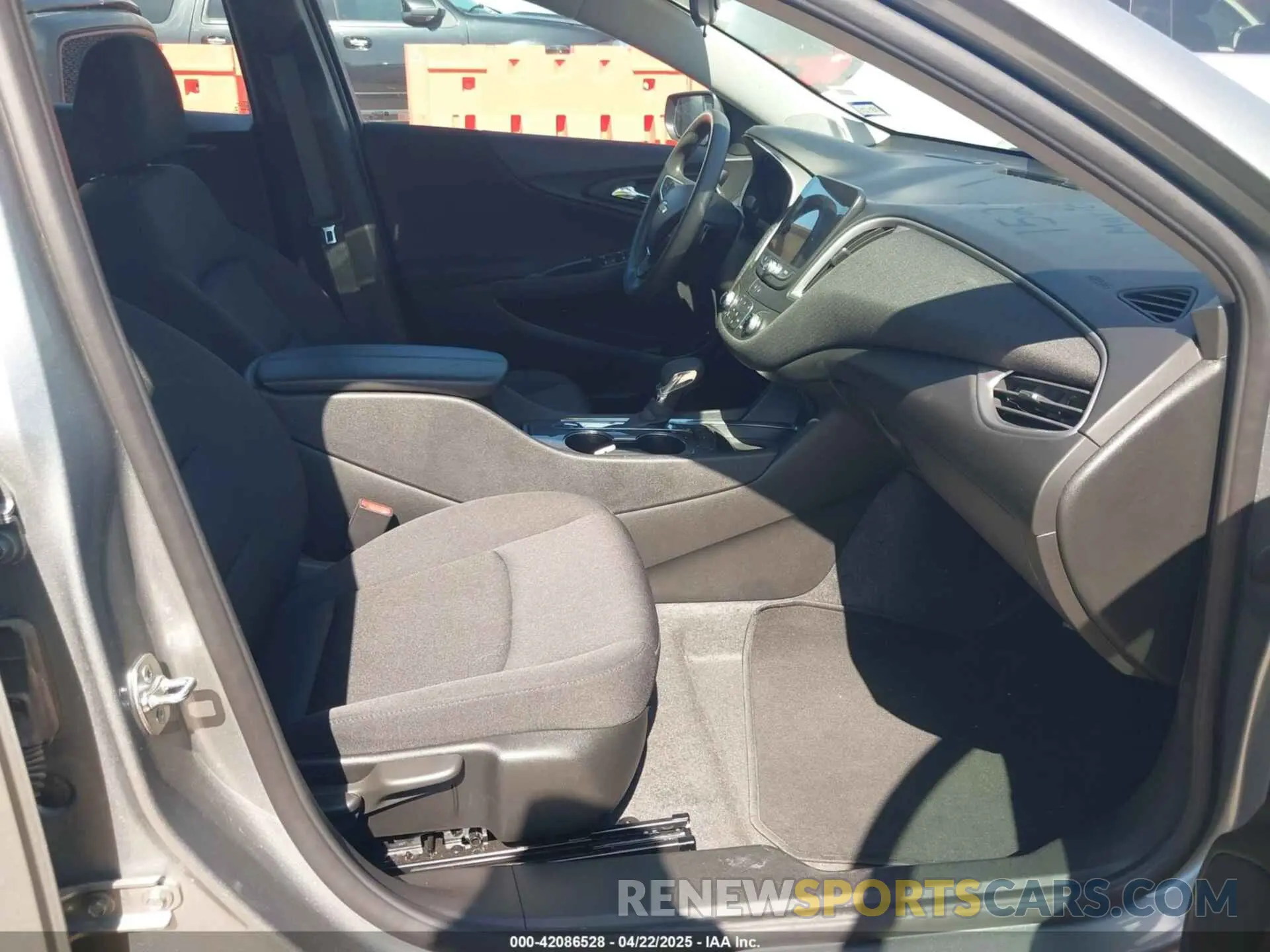 5 fotografías del automóvil dañado 1G1ZD5STXSF118615 CHEVROLET MALIBU 2025