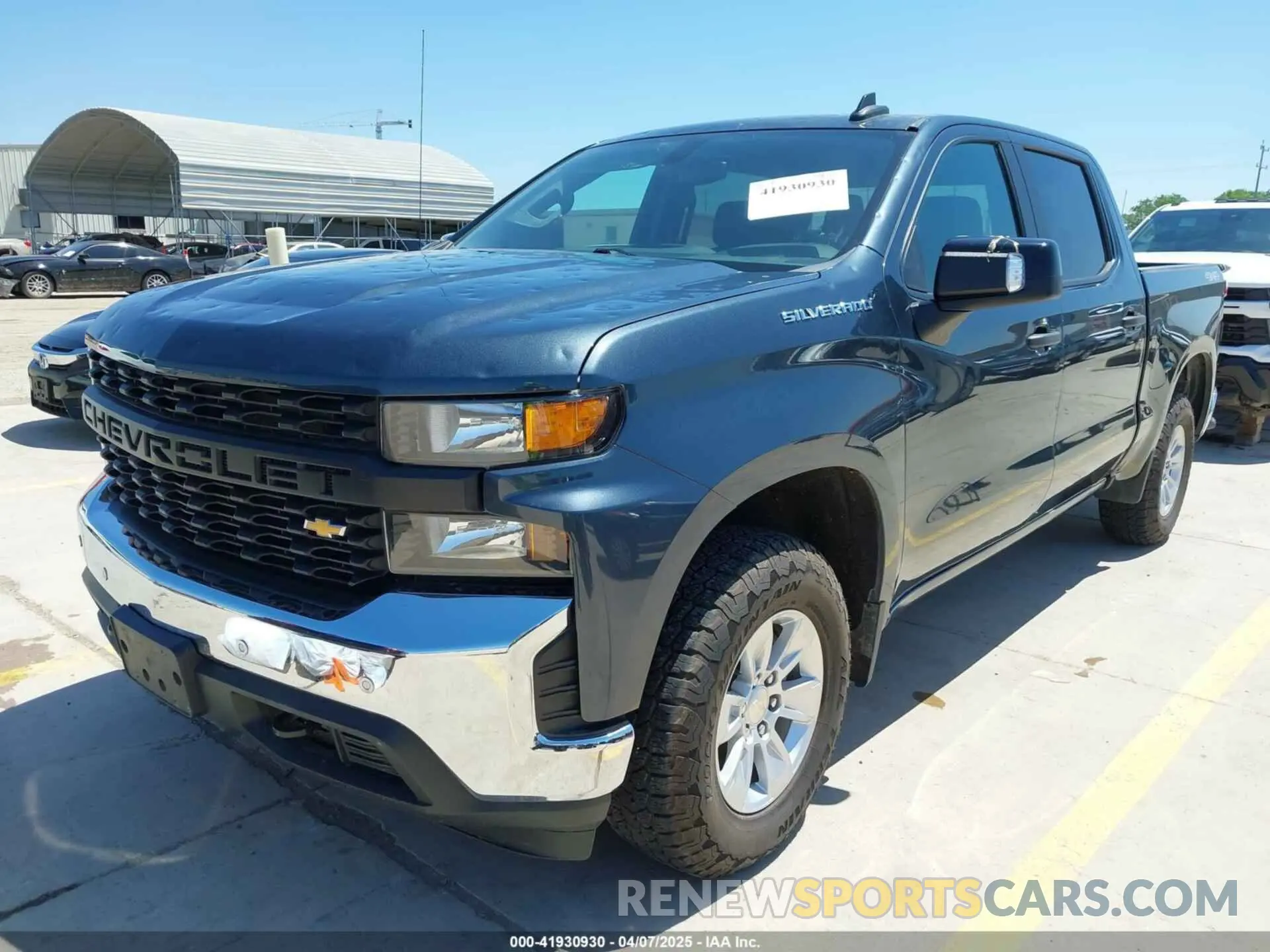 2 fotografías del automóvil dañado 1GCPYAEH0KZ421243 CHEVROLET SILVERADO 1500 2019