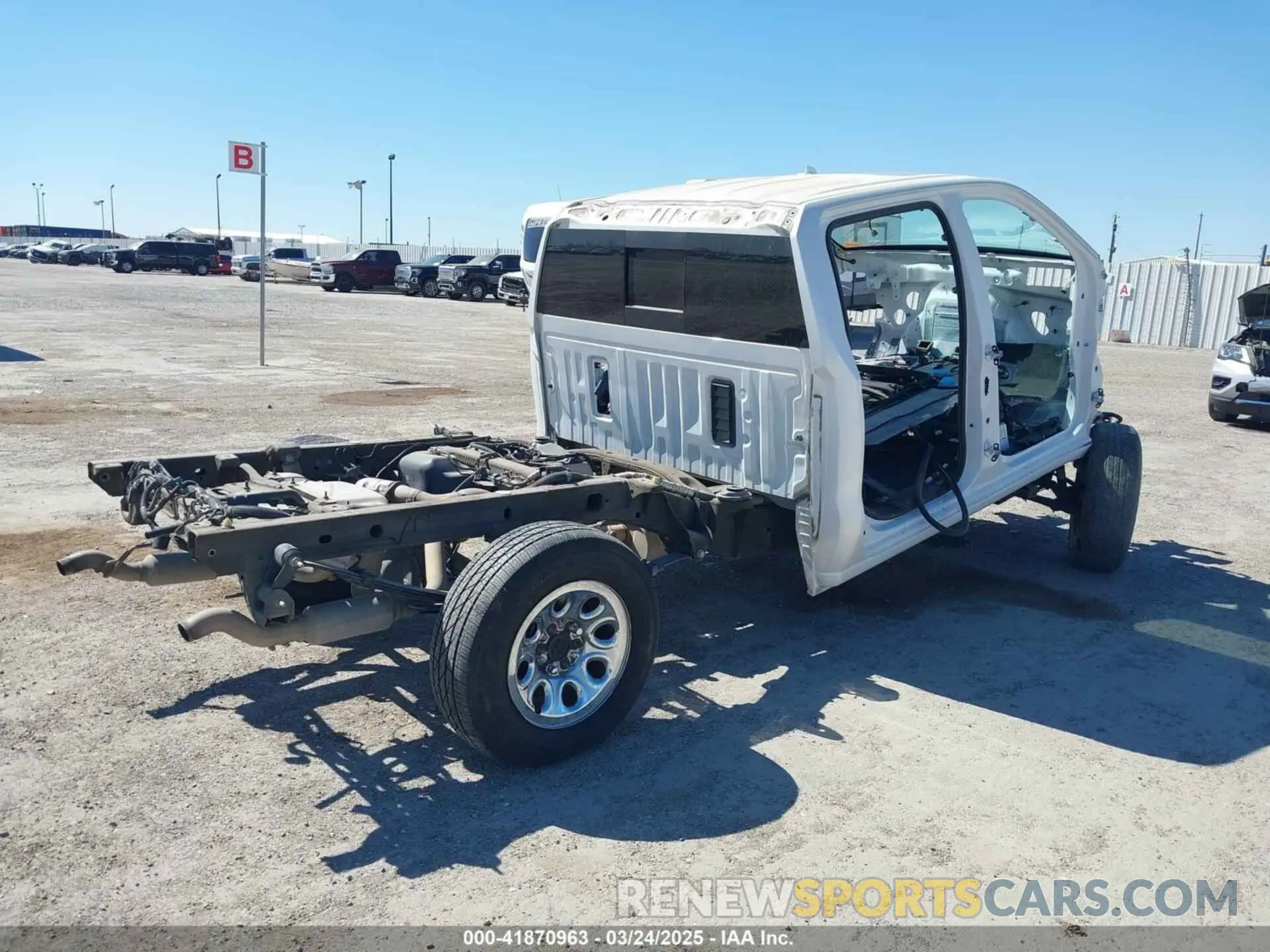 4 fotografías del automóvil dañado 1GCUYHEL9KZ249925 CHEVROLET SILVERADO 1500 2019