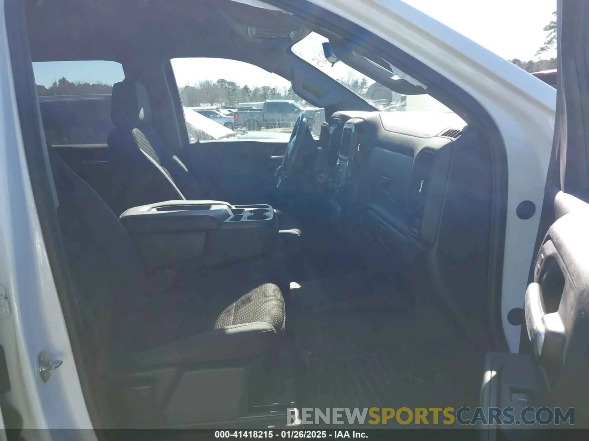5 fotografías del automóvil dañado 3GCPYAEH4KG157833 CHEVROLET SILVERADO 1500 2019