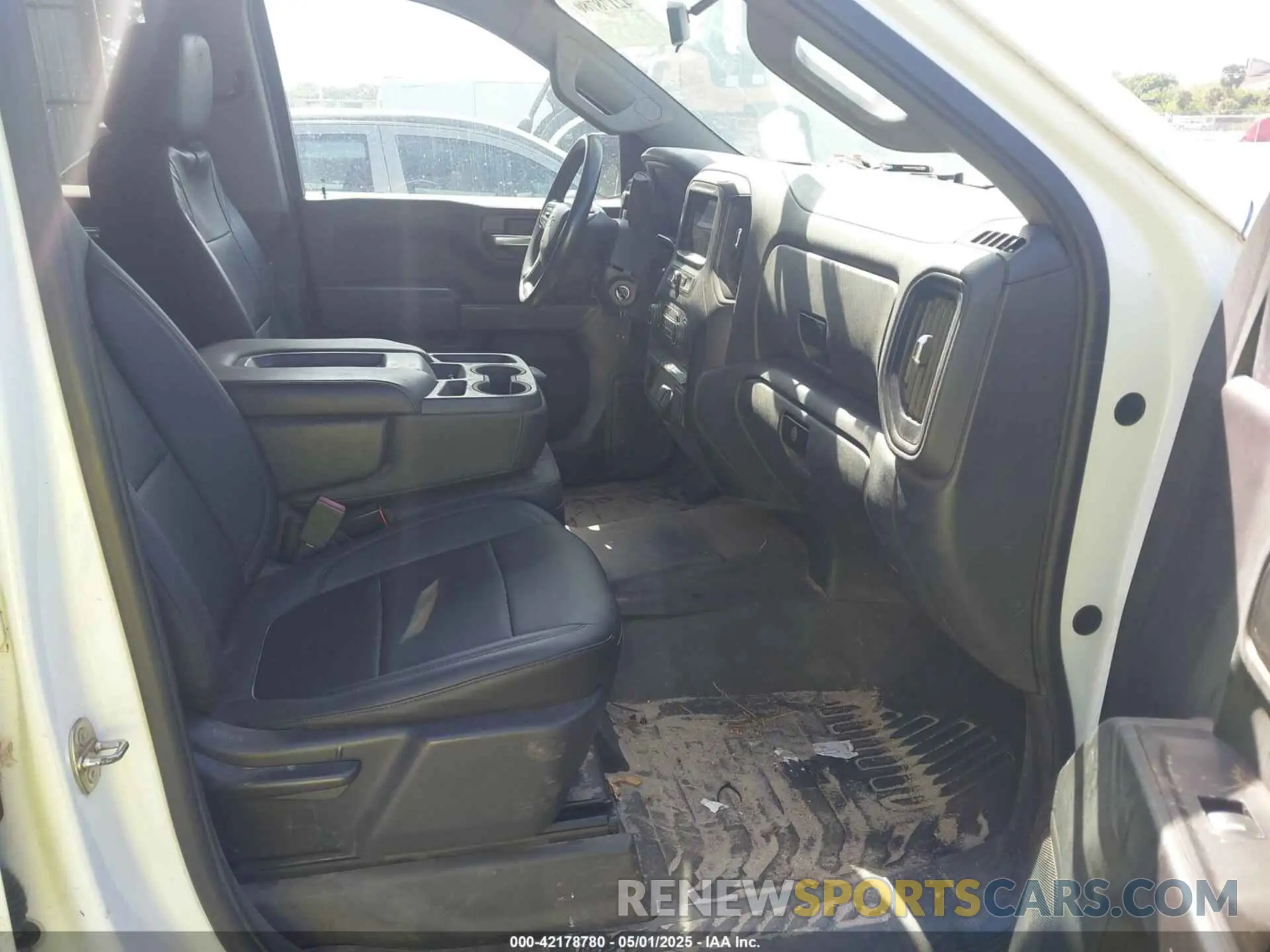 5 fotografías del automóvil dañado 3GCPYAEH8KG129727 CHEVROLET SILVERADO 1500 2019