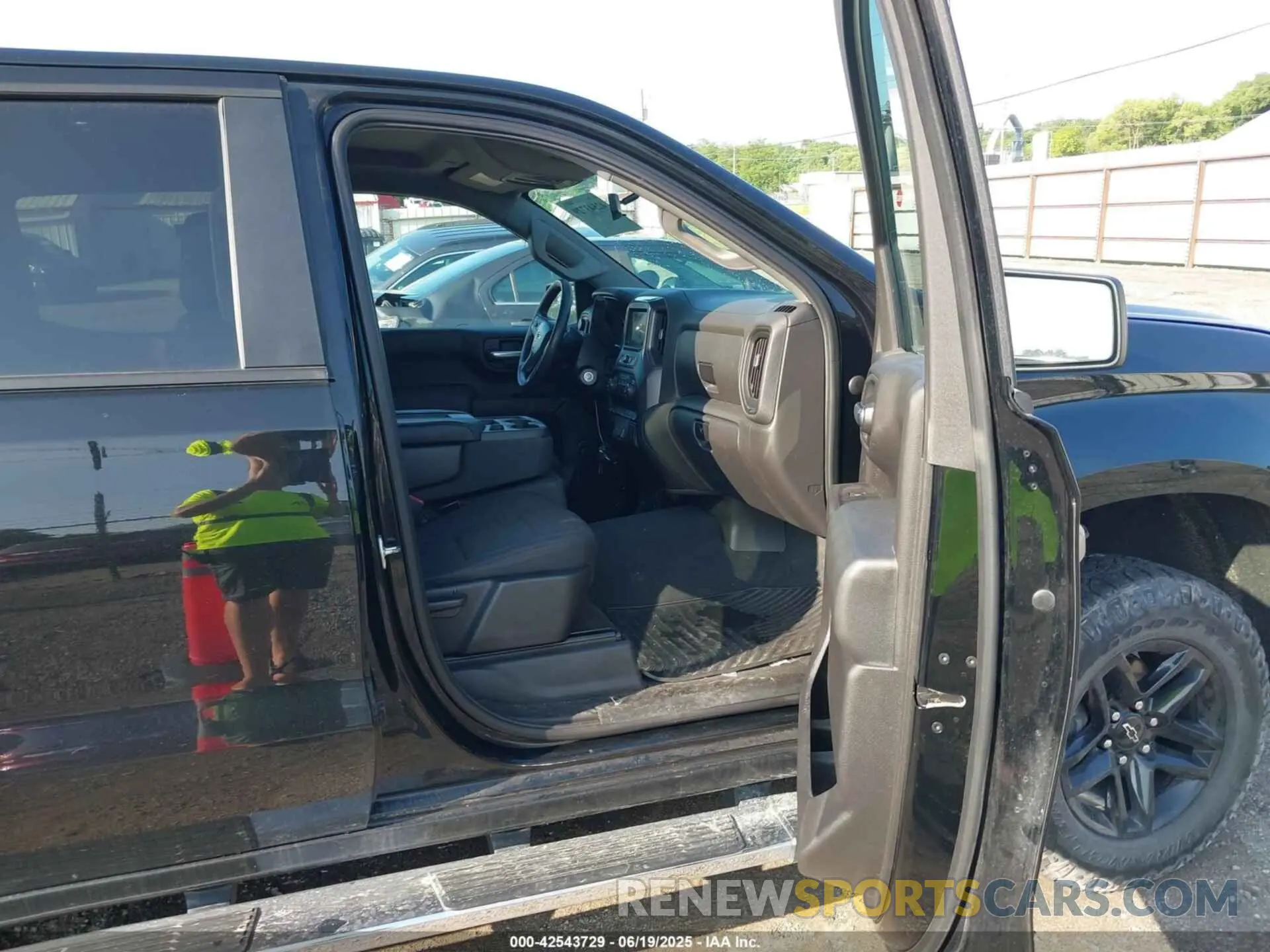 5 fotografías del automóvil dañado 3GCPYCEH1KG159440 CHEVROLET SILVERADO 1500 2019